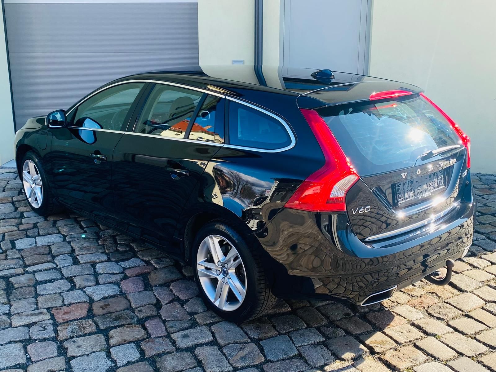 Fahrzeugabbildung Volvo V60 2.4 T6 PHEV AWD Momentum +AHK+BI-XENON+NAVI+
