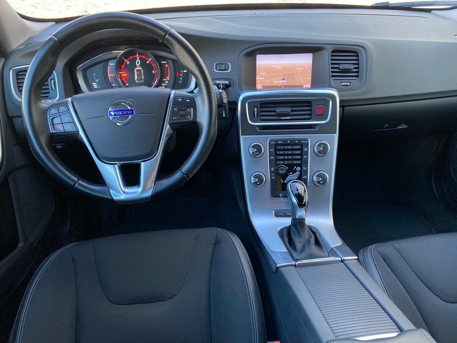 Fahrzeugabbildung Volvo V60 2.4 T6 PHEV AWD Momentum +AHK+BI-XENON+NAVI+