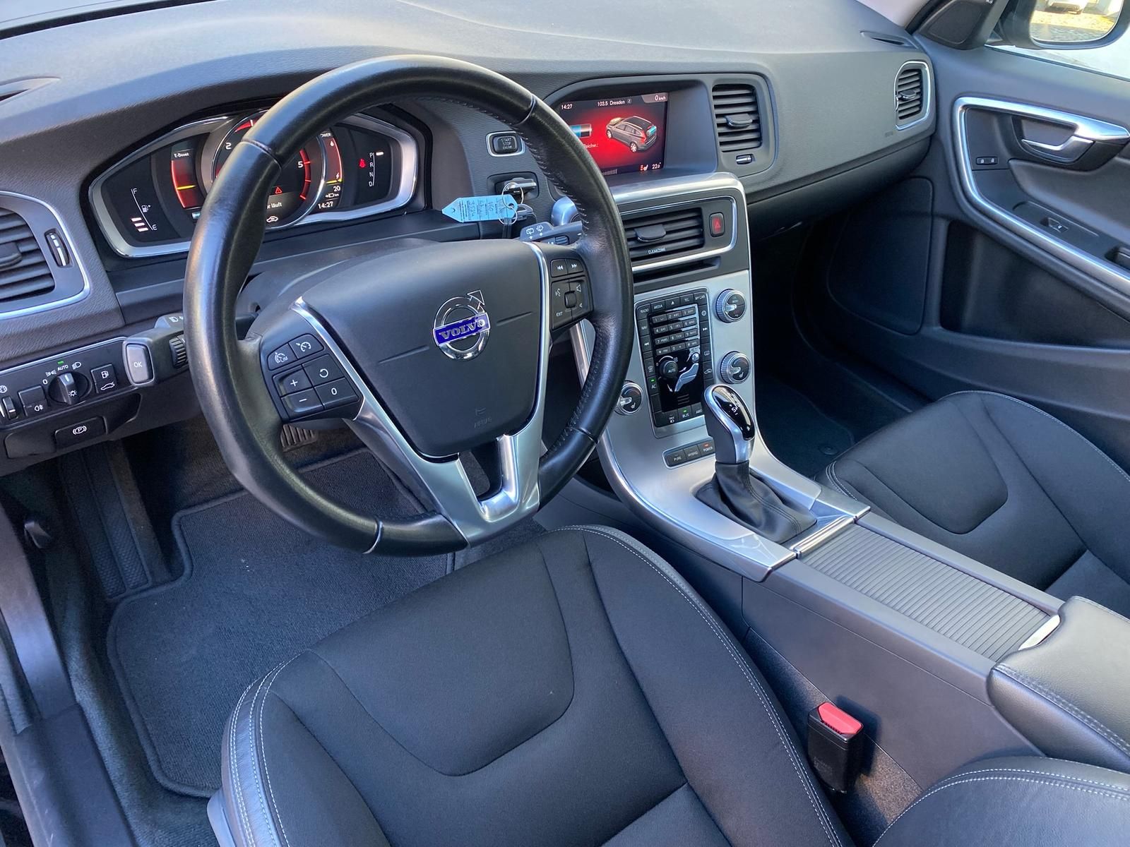 Fahrzeugabbildung Volvo V60 2.4 T6 PHEV AWD Momentum +AHK+BI-XENON+NAVI+