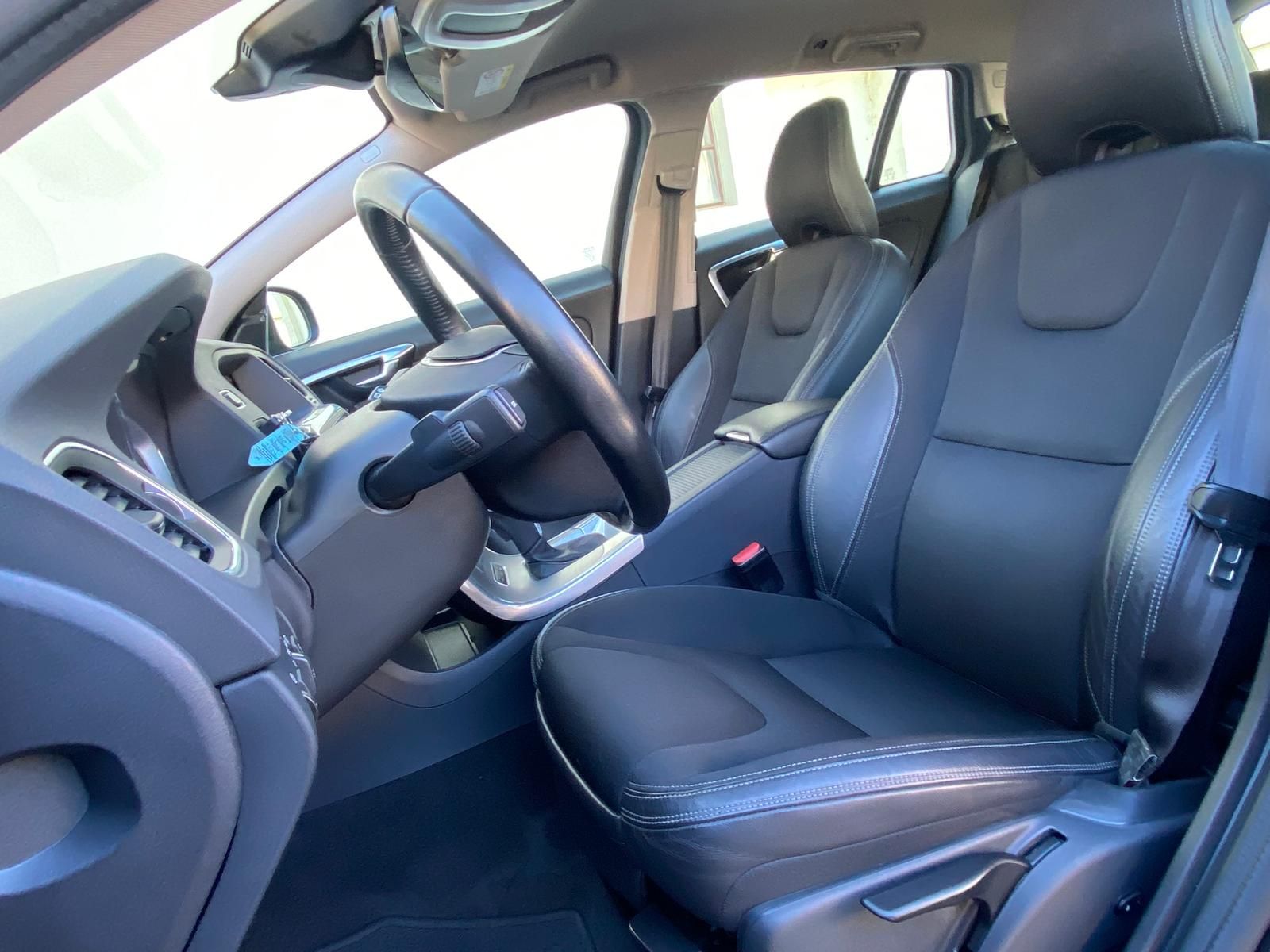 Fahrzeugabbildung Volvo V60 2.4 T6 PHEV AWD Momentum +AHK+BI-XENON+NAVI+