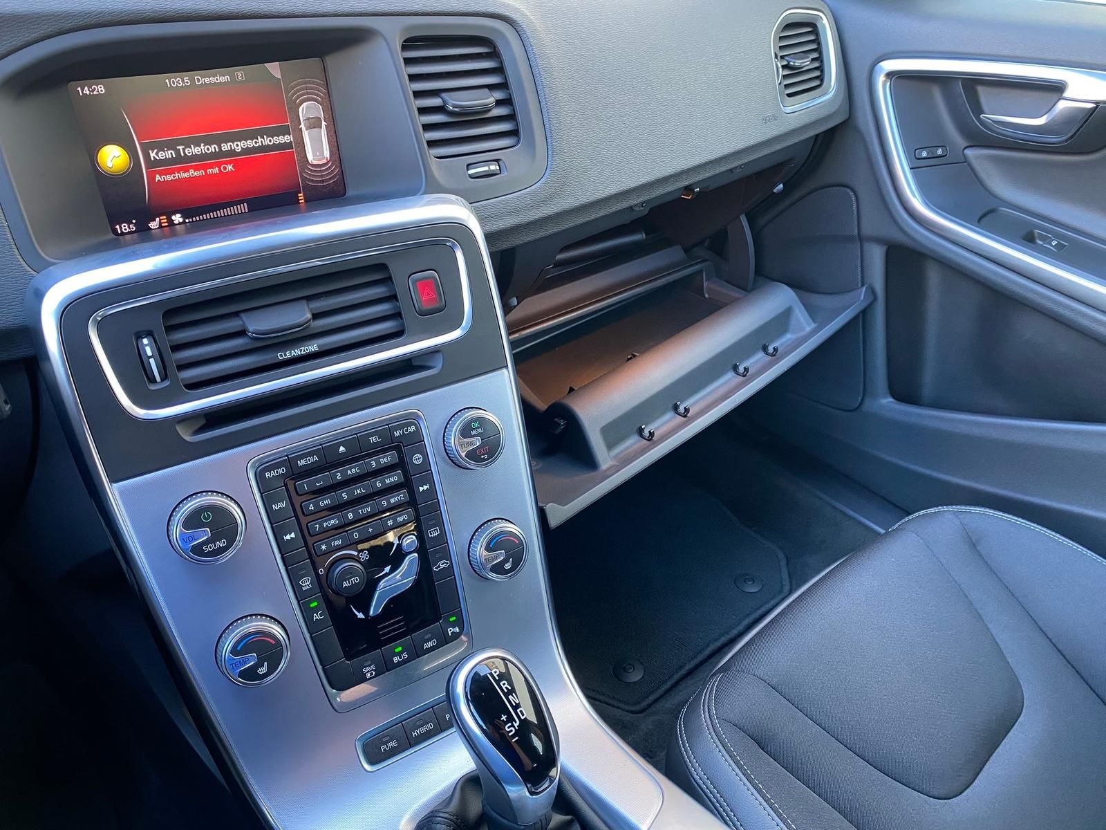 Fahrzeugabbildung Volvo V60 2.4 T6 PHEV AWD Momentum +AHK+BI-XENON+NAVI+