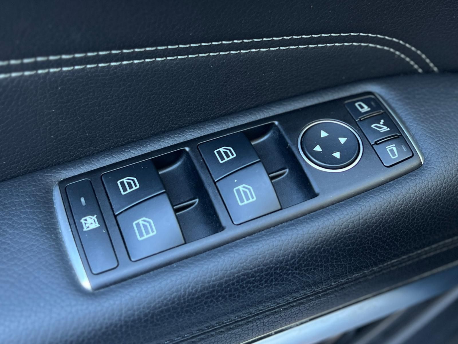 Fahrzeugabbildung Mercedes-Benz E 250 Cabrio +ACC+BT+360°+LEDER+NAVI+SHZ+