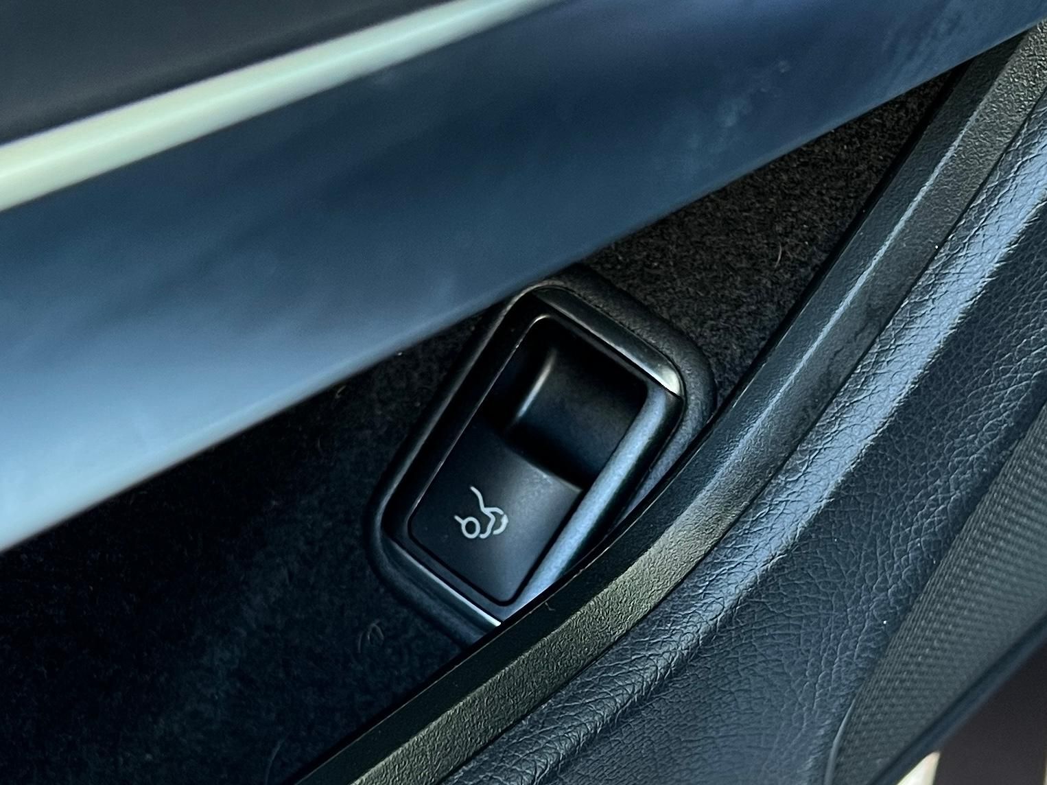 Fahrzeugabbildung Mercedes-Benz E 250 Cabrio +ACC+BT+360°+LEDER+NAVI+SHZ+