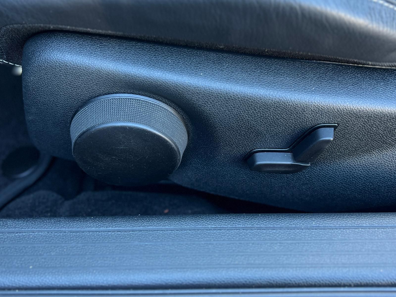 Fahrzeugabbildung Mercedes-Benz E 250 Cabrio +ACC+BT+360°+LEDER+NAVI+SHZ+