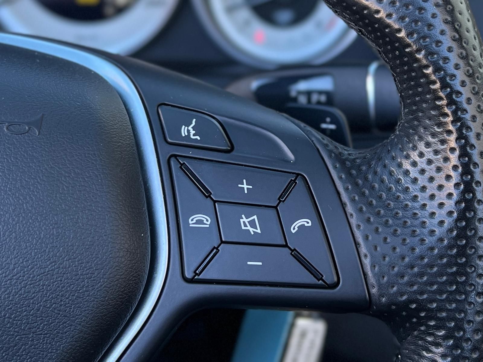 Fahrzeugabbildung Mercedes-Benz E 250 Cabrio +ACC+BT+360°+LEDER+NAVI+SHZ+