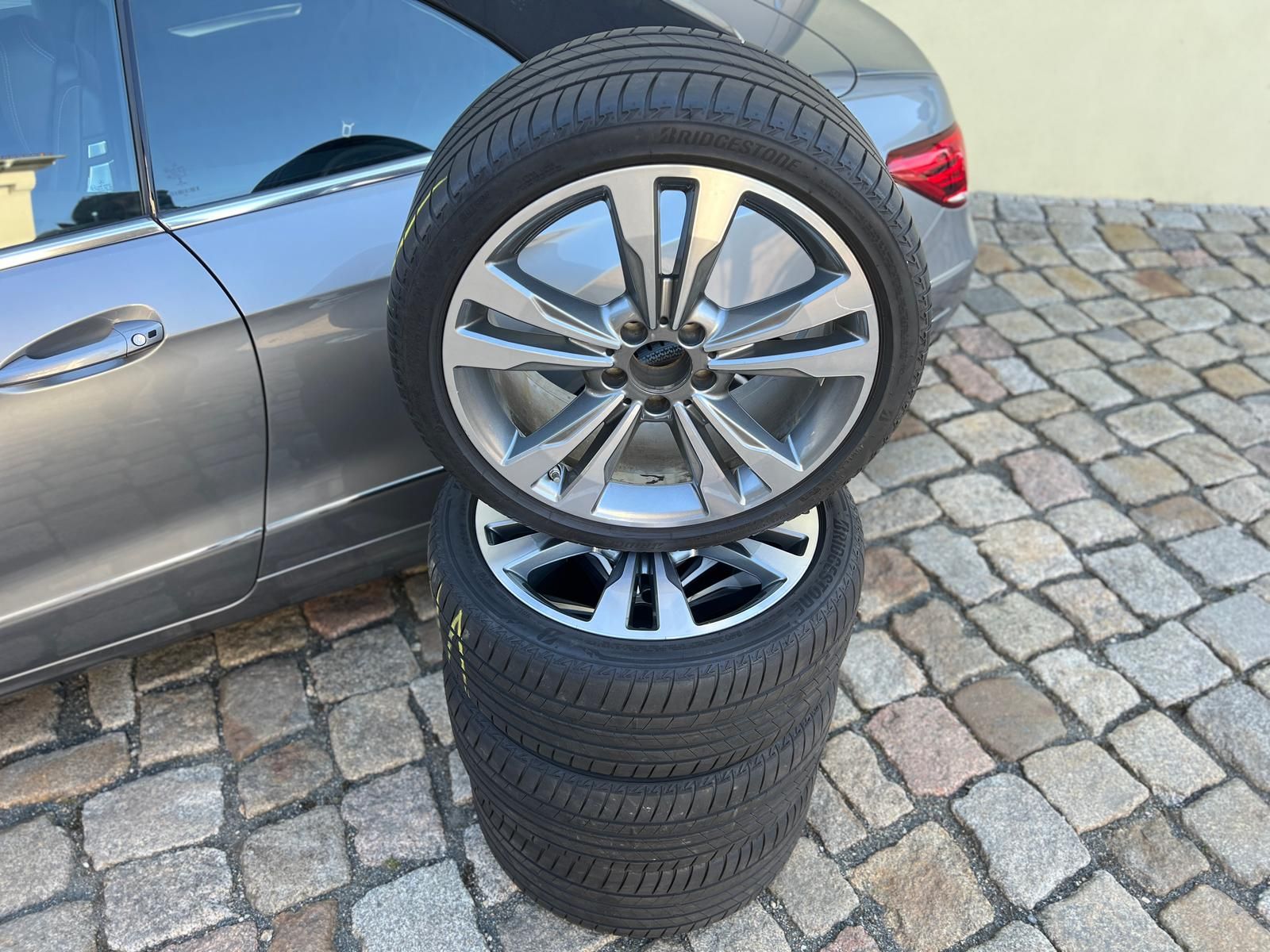 Fahrzeugabbildung Mercedes-Benz E 250 Cabrio +ACC+BT+360°+LEDER+NAVI+SHZ+