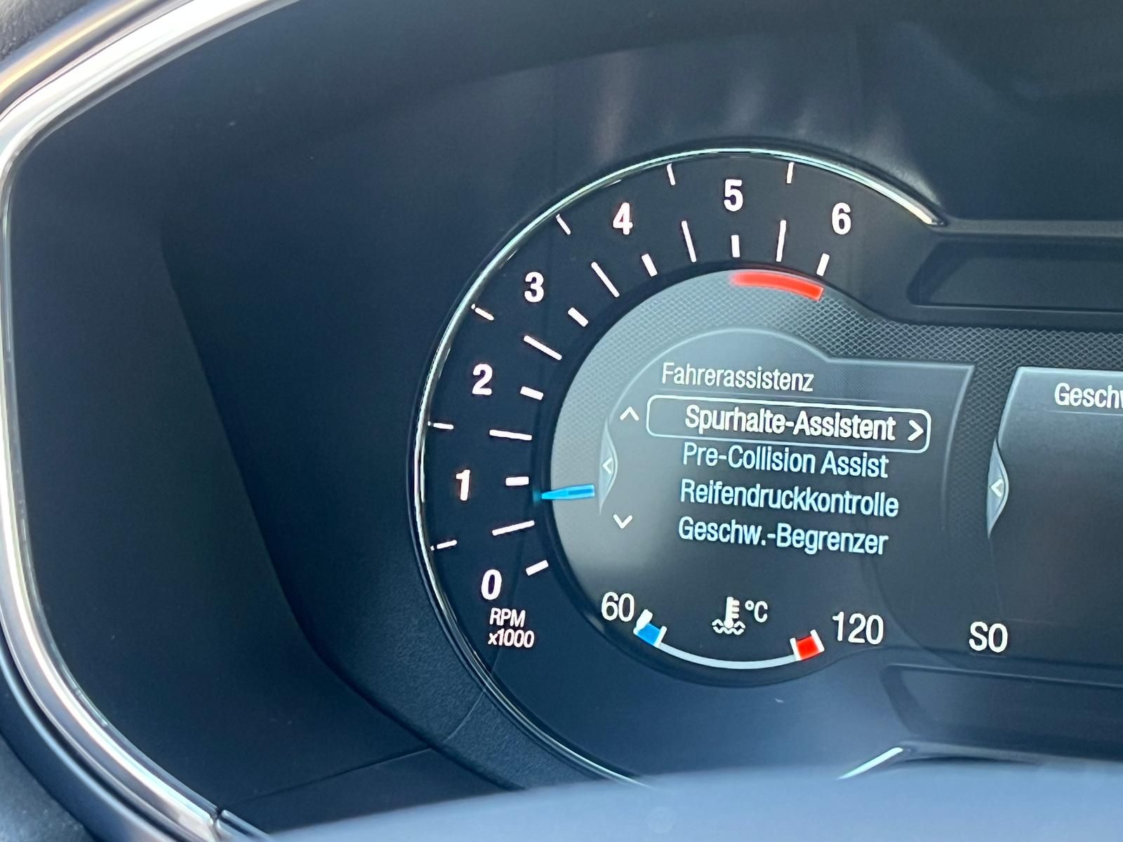 Fahrzeugabbildung Ford Mondeo 2.0 EcoBlue Titanium AWD +AHK+CAM+LED+