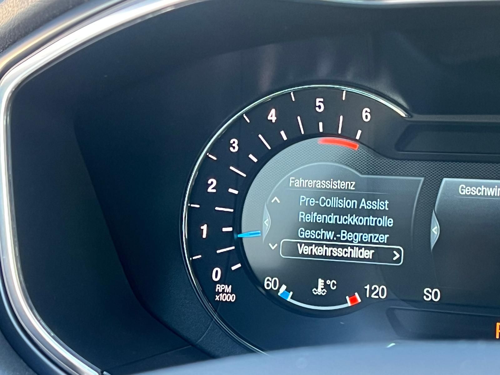 Fahrzeugabbildung Ford Mondeo 2.0 EcoBlue Titanium AWD +AHK+CAM+LED+