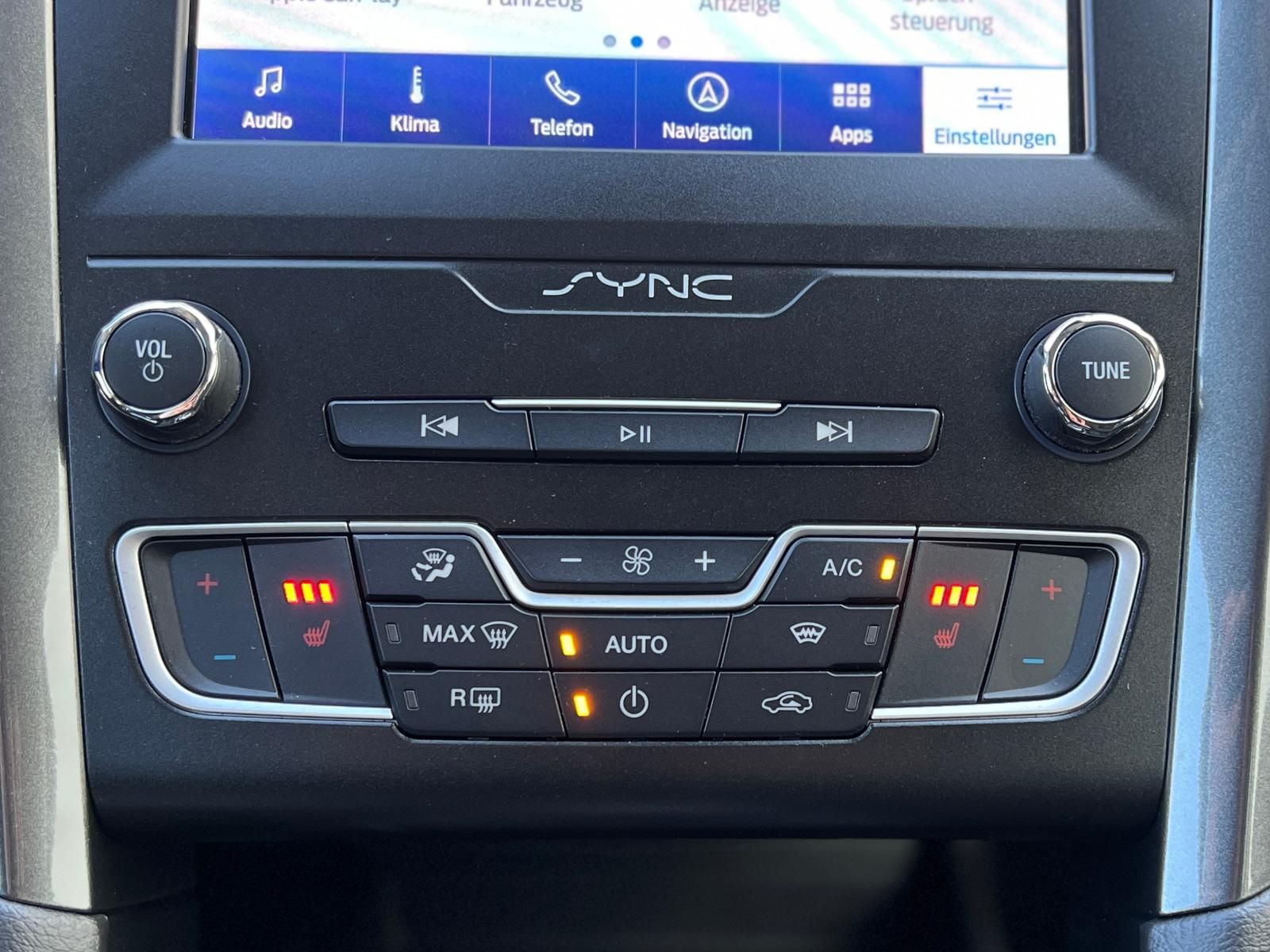 Fahrzeugabbildung Ford Mondeo 2.0 EcoBlue Titanium AWD +AHK+CAM+LED+