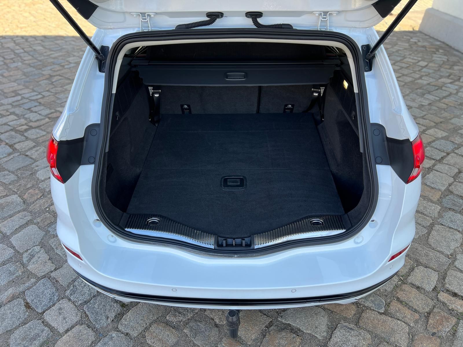 Fahrzeugabbildung Ford Mondeo 2.0 EcoBlue Titanium AWD +AHK+CAM+LED+