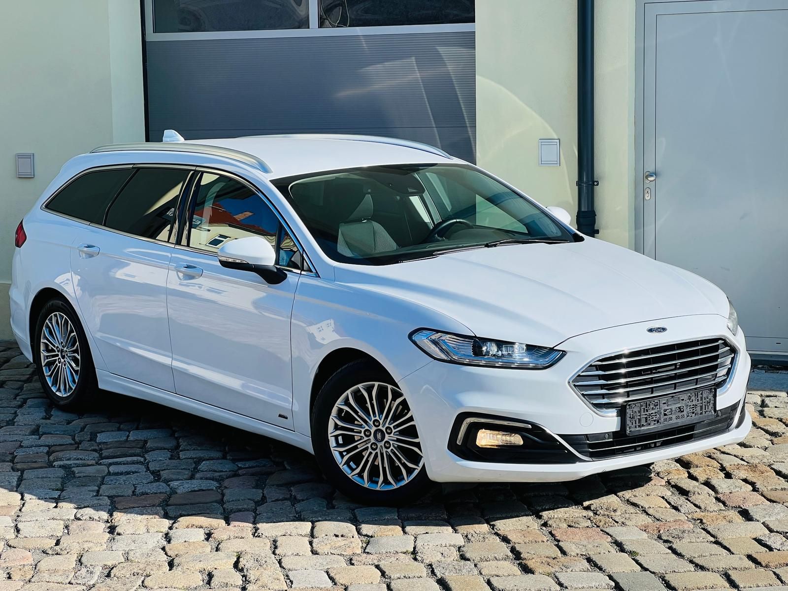 Fahrzeugabbildung Ford Mondeo 2.0 EcoBlue Titanium AWD +AHK+CAM+LED+