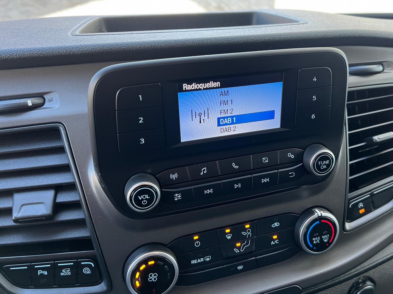 Fahrzeugabbildung Ford Tourneo Custom 9-Sitzer Bus +DAB+TEMPOMAT+PDC+