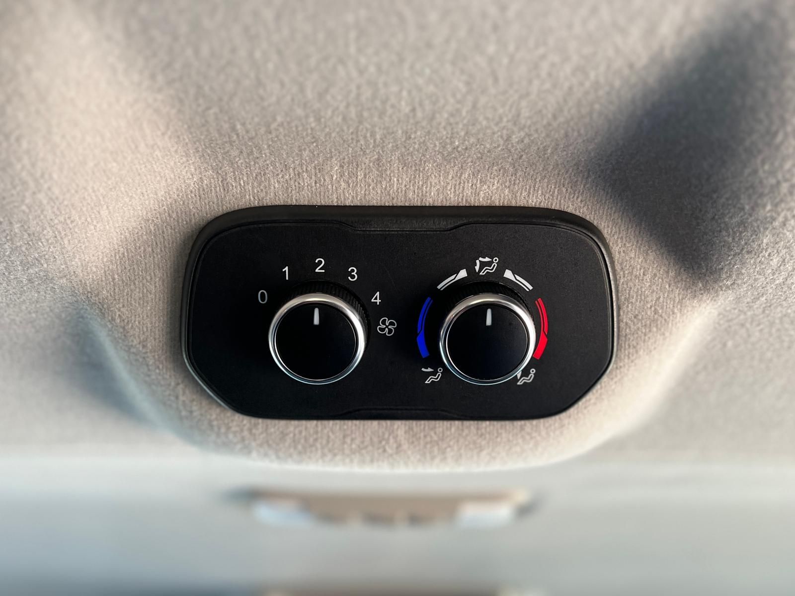 Fahrzeugabbildung Ford Tourneo Custom 9-Sitzer Bus +DAB+TEMPOMAT+PDC+