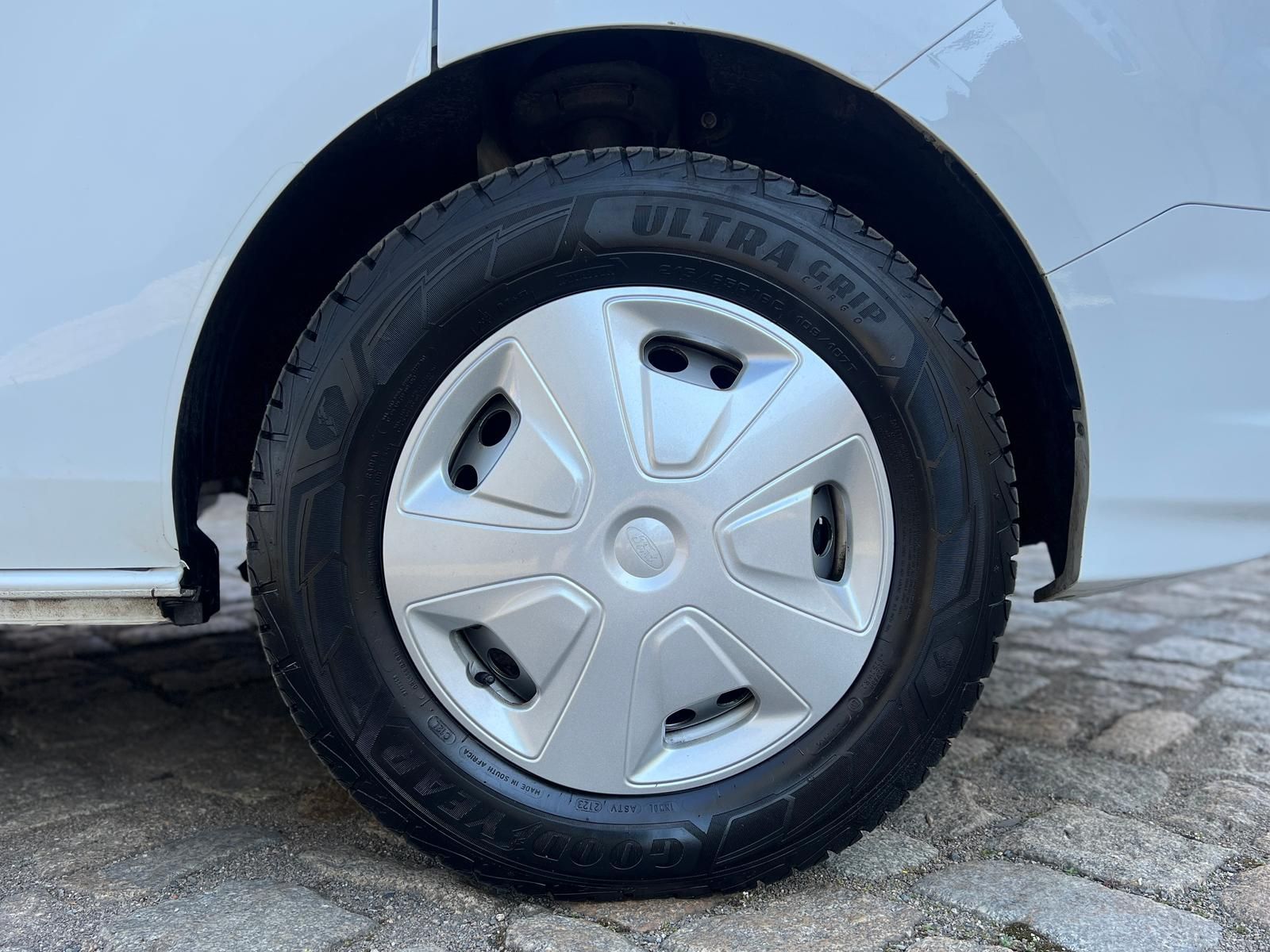 Fahrzeugabbildung Ford Tourneo Custom 9-Sitzer Bus +DAB+TEMPOMAT+PDC+