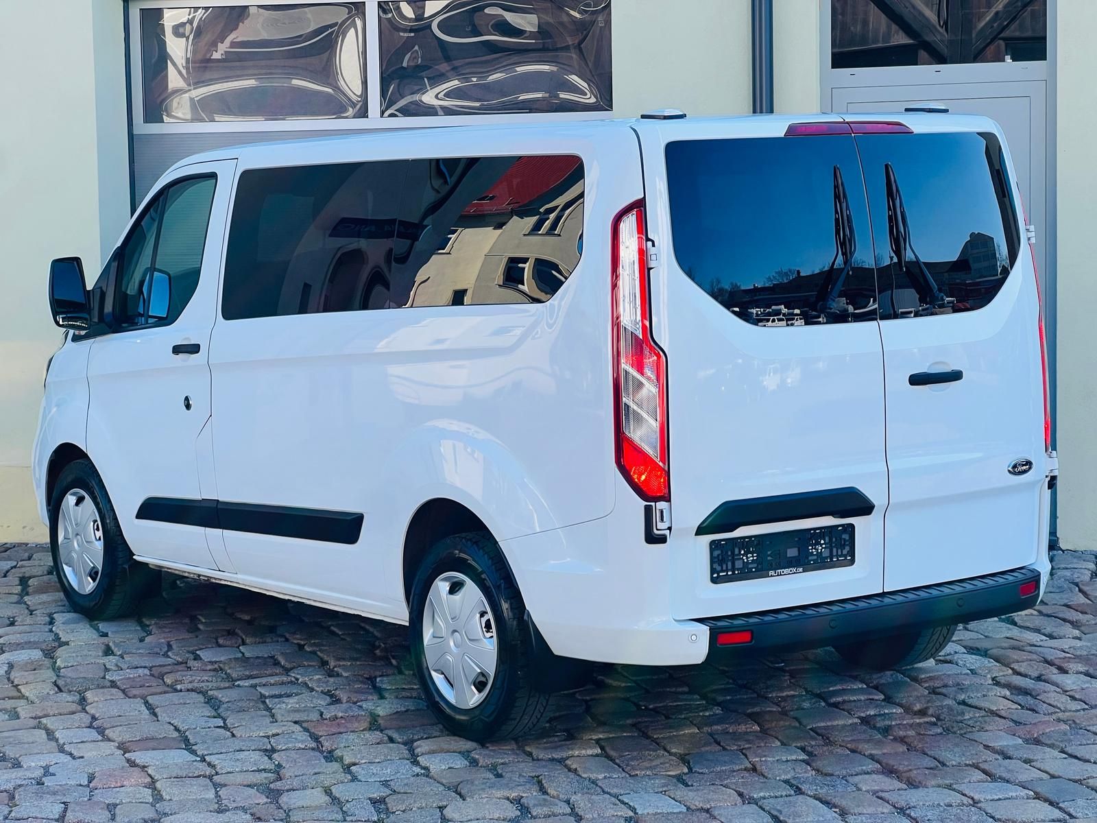 Fahrzeugabbildung Ford Tourneo Custom 9-Sitzer Bus +DAB+TEMPOMAT+PDC+