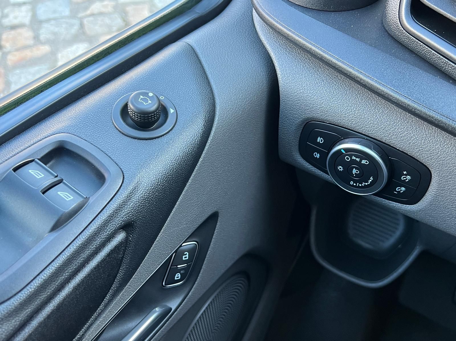 Fahrzeugabbildung Ford Tourneo Custom 9-Sitzer Bus +DAB+TEMPOMAT+PDC+