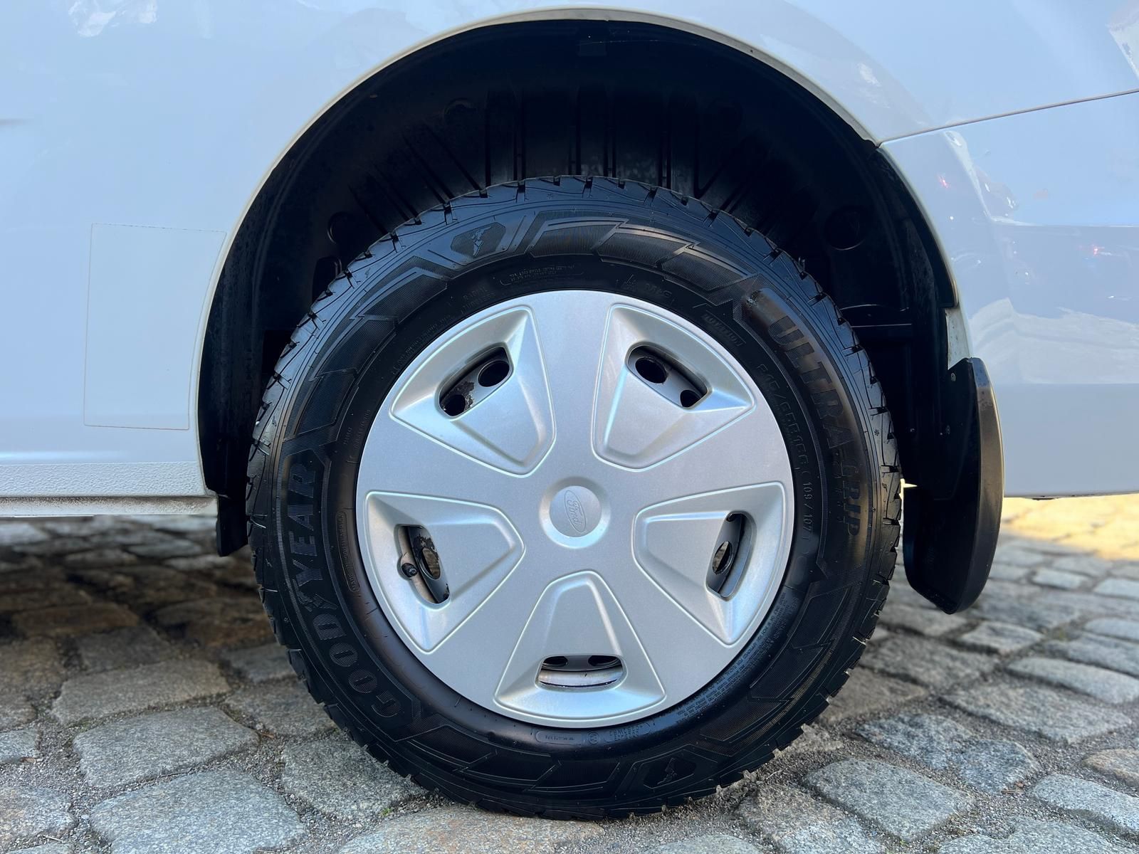 Fahrzeugabbildung Ford Tourneo Custom 9-Sitzer Bus +DAB+TEMPOMAT+PDC+