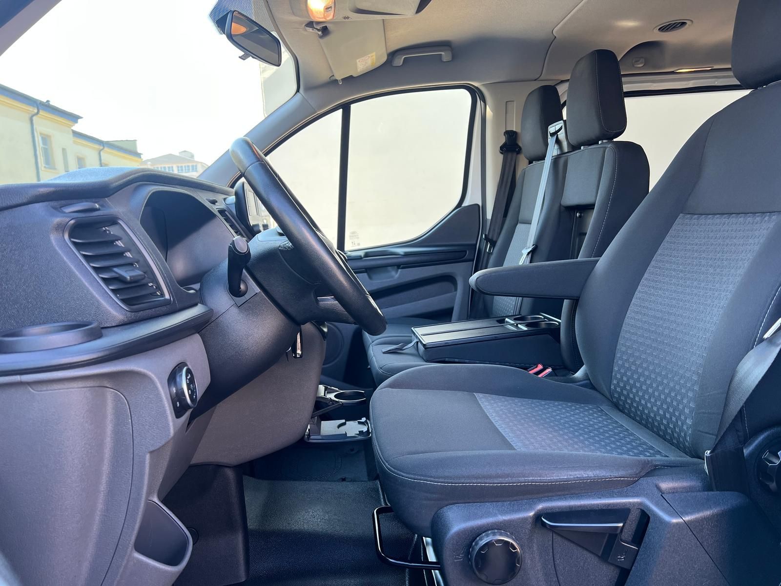 Fahrzeugabbildung Ford Tourneo Custom 9-Sitzer Bus +DAB+TEMPOMAT+PDC+