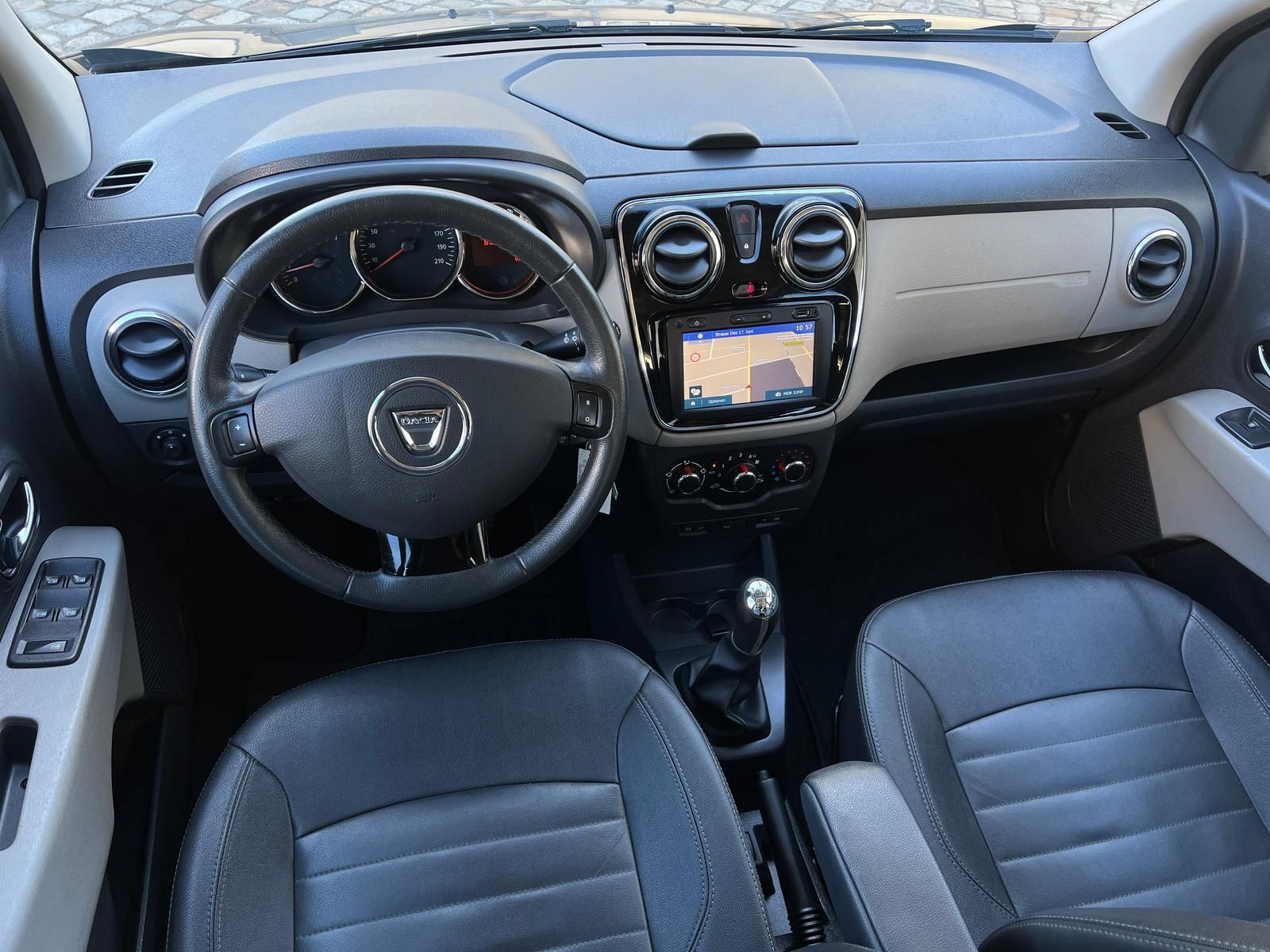 Fahrzeugabbildung Dacia Lodgy 1.2 TCE Prestige +NAVI+SHZ+TEMPO+7 SITZER+