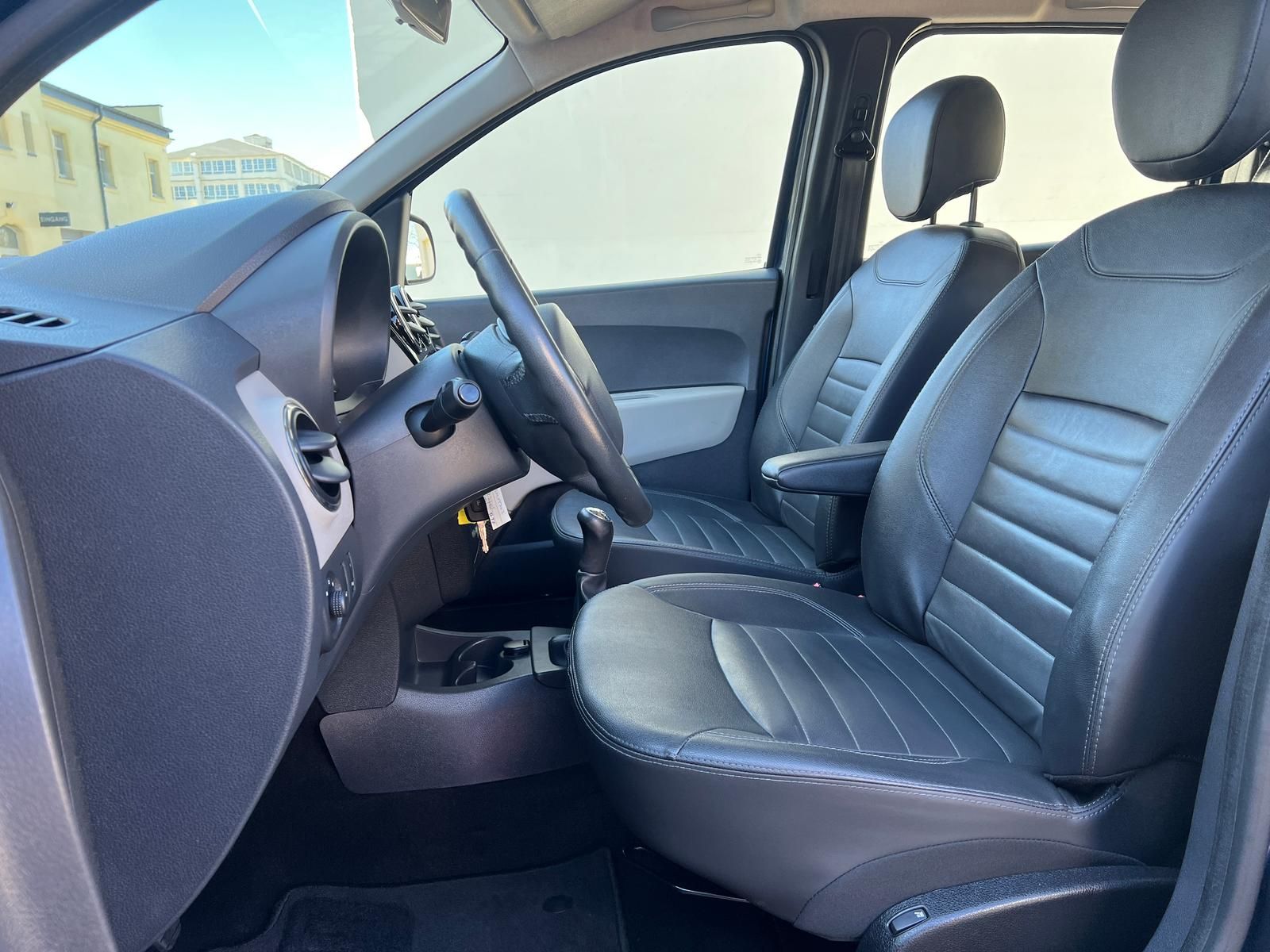 Fahrzeugabbildung Dacia Lodgy 1.2 TCE Prestige +NAVI+SHZ+TEMPO+7 SITZER+