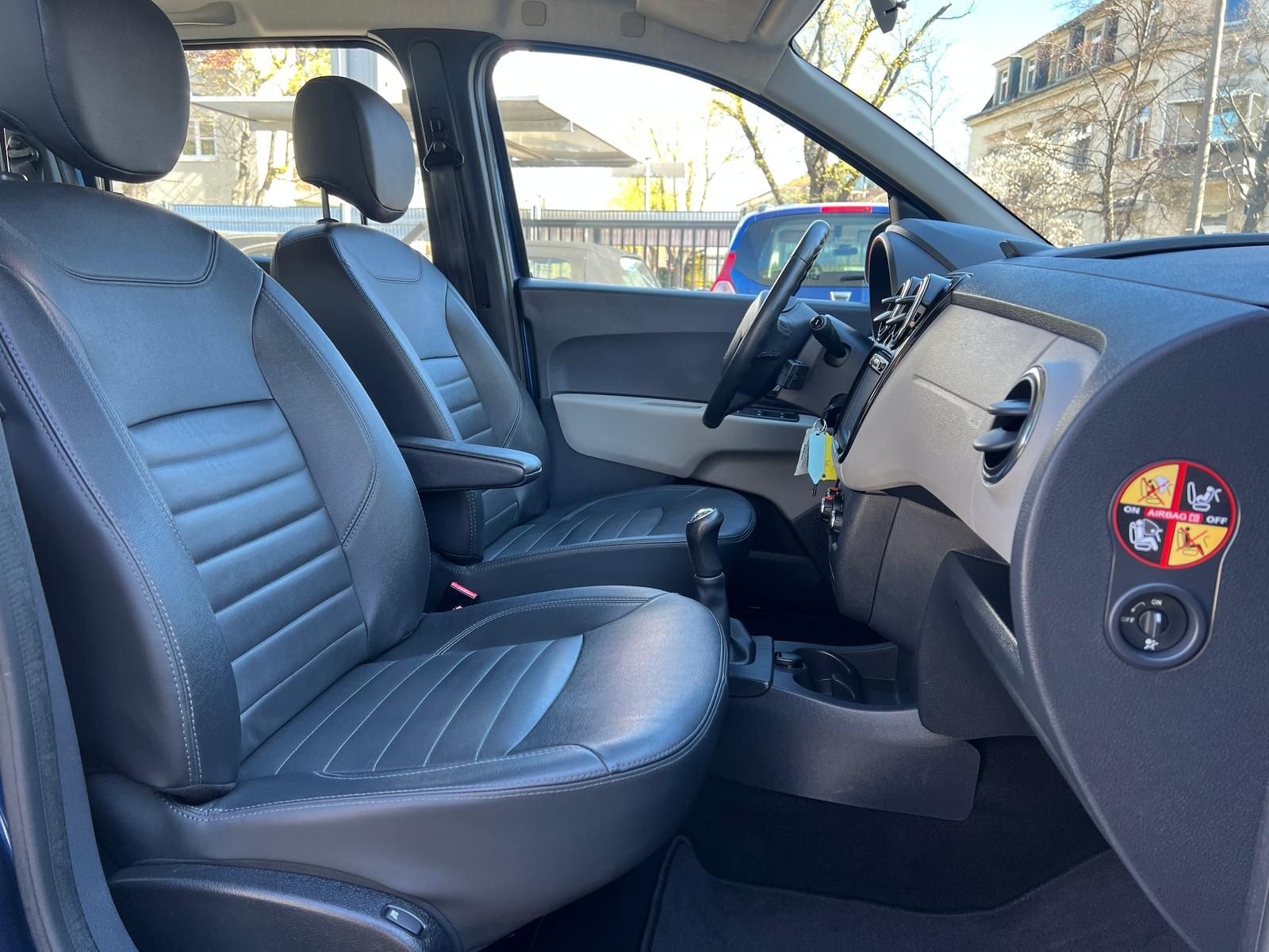 Fahrzeugabbildung Dacia Lodgy 1.2 TCE Prestige +NAVI+SHZ+TEMPO+7 SITZER+