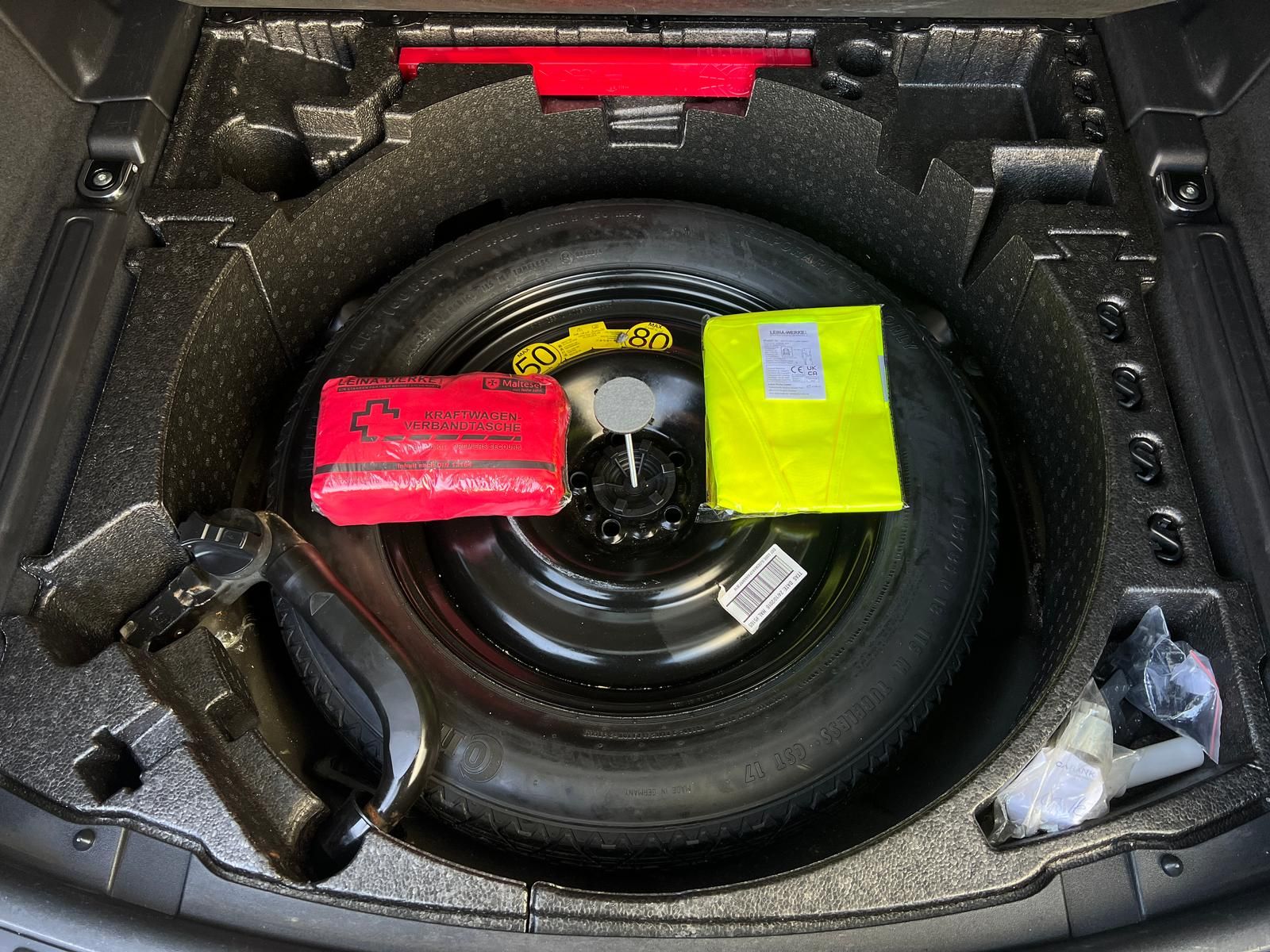 Fahrzeugabbildung Land Rover Discovery Sport 2.0 Td4 SE AWD +AHK+CAM+PANO+