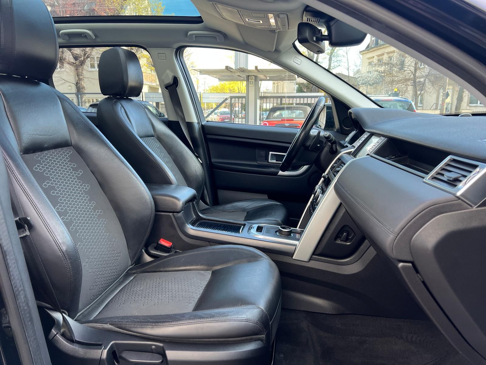 Fahrzeugabbildung Land Rover Discovery Sport 2.0 Td4 SE AWD +AHK+CAM+PANO+