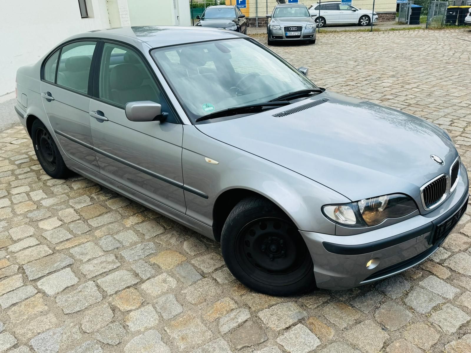 Fahrzeugabbildung BMW 318i Edition Lifestyle *AHK*KLIMA*SHZ*PDC*