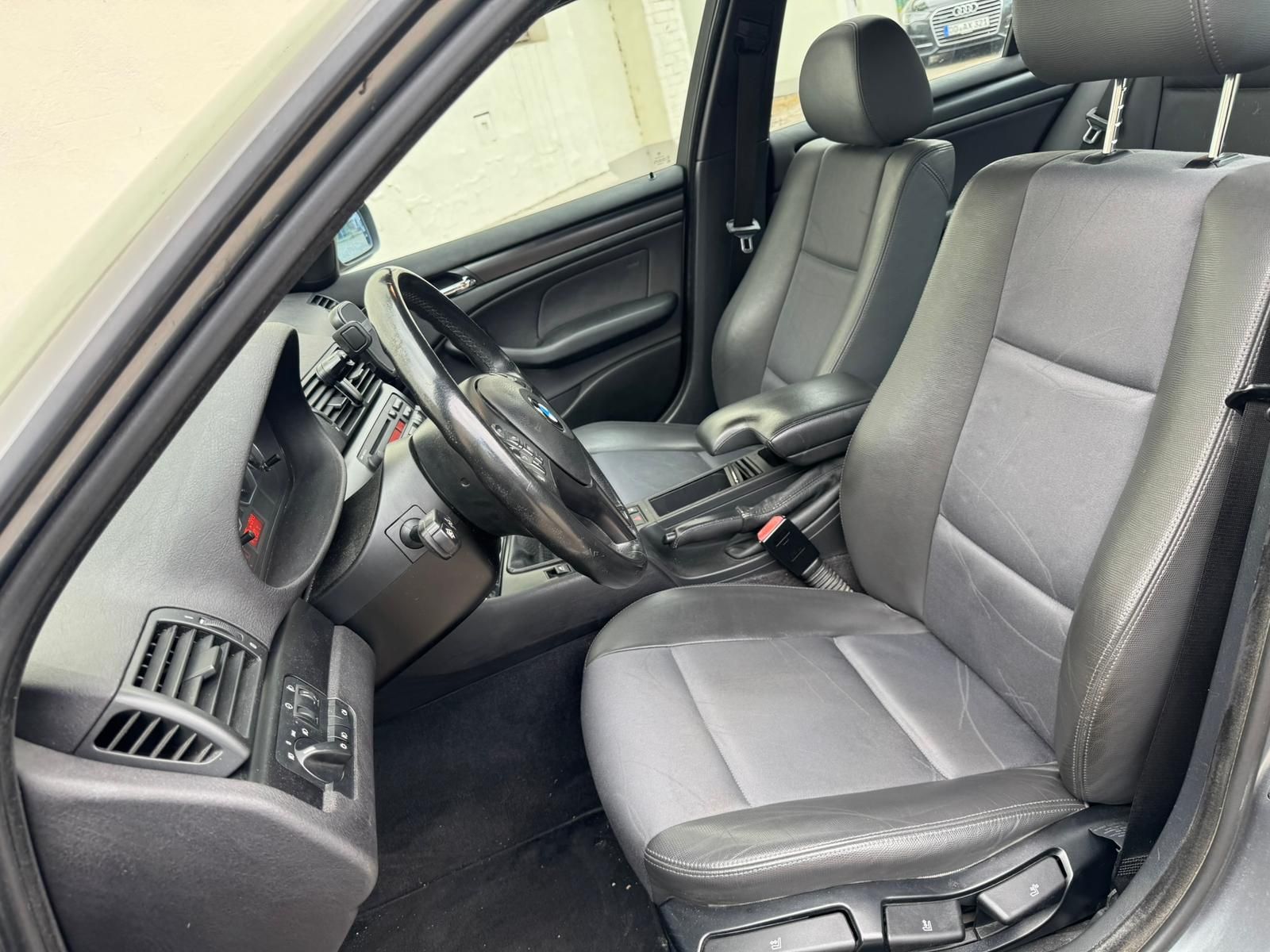 Fahrzeugabbildung BMW 318i Edition Lifestyle *AHK*KLIMA*SHZ*PDC*
