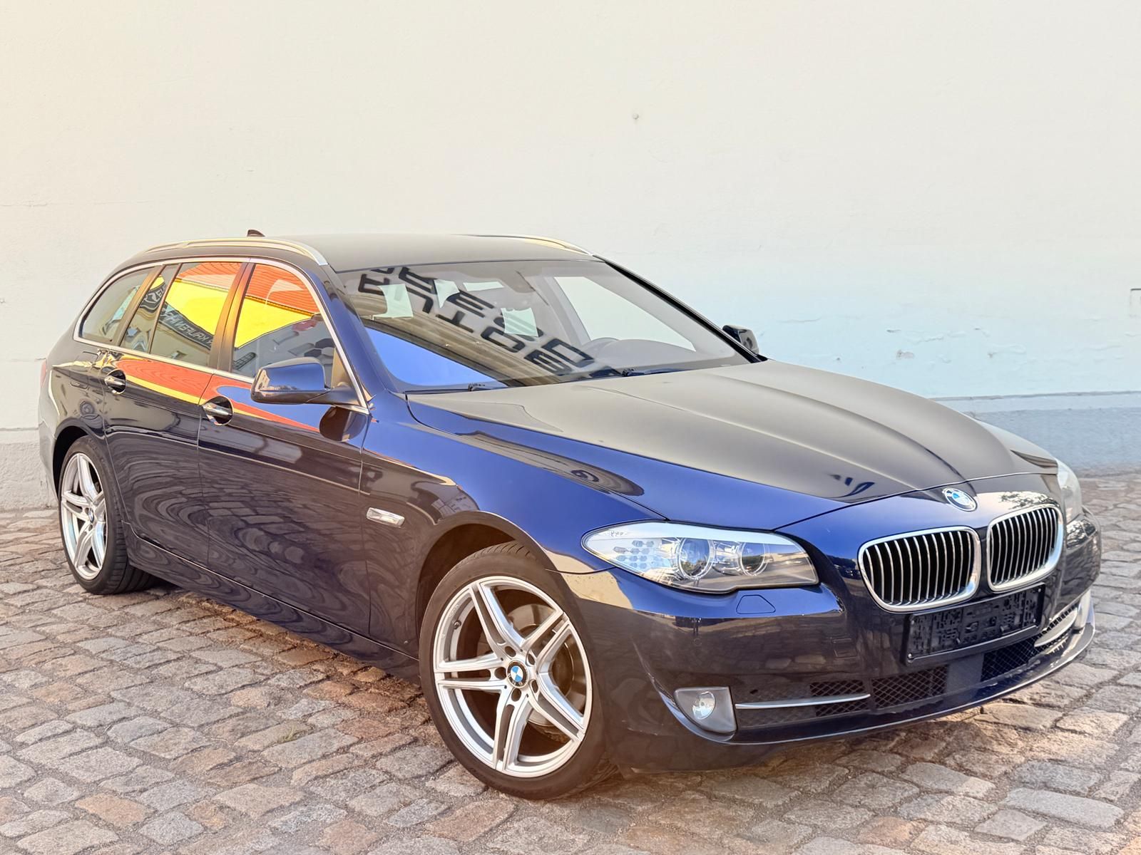 Fahrzeugabbildung BMW 520d Touring *AHK*NAVI*L-HZG*BI-X*