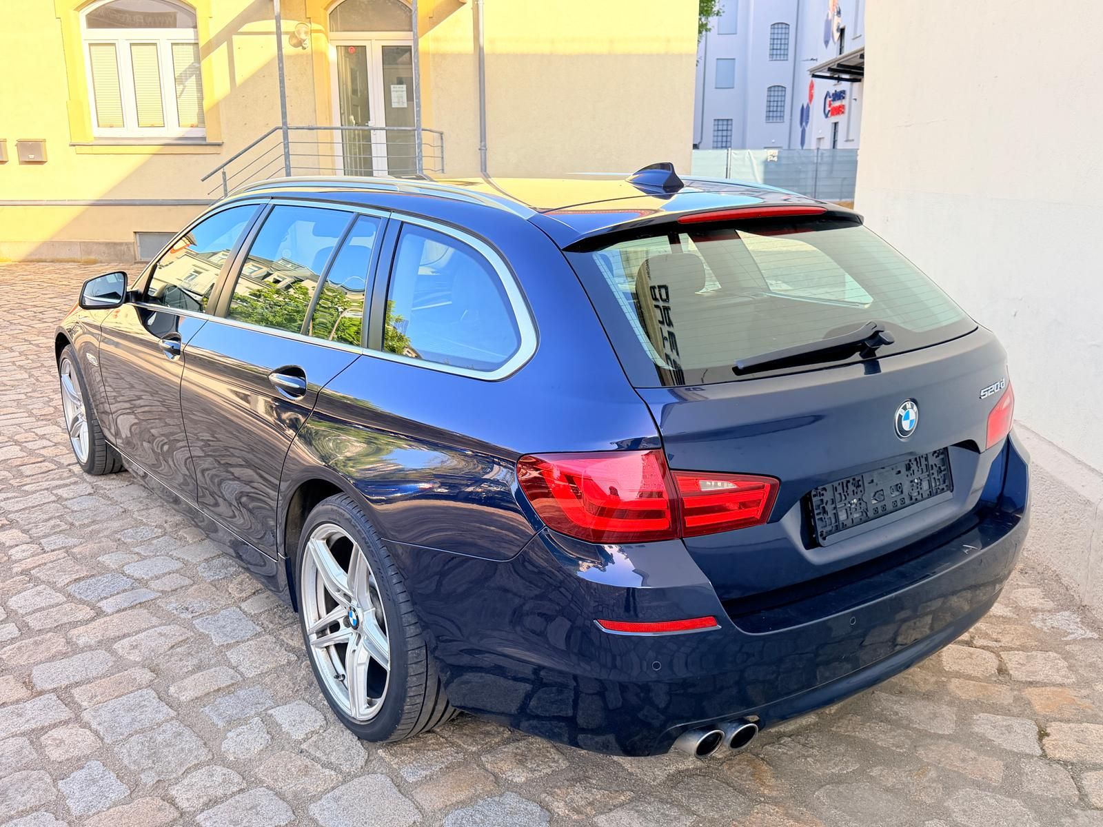 Fahrzeugabbildung BMW 520d Touring *AHK*NAVI*L-HZG*BI-X*