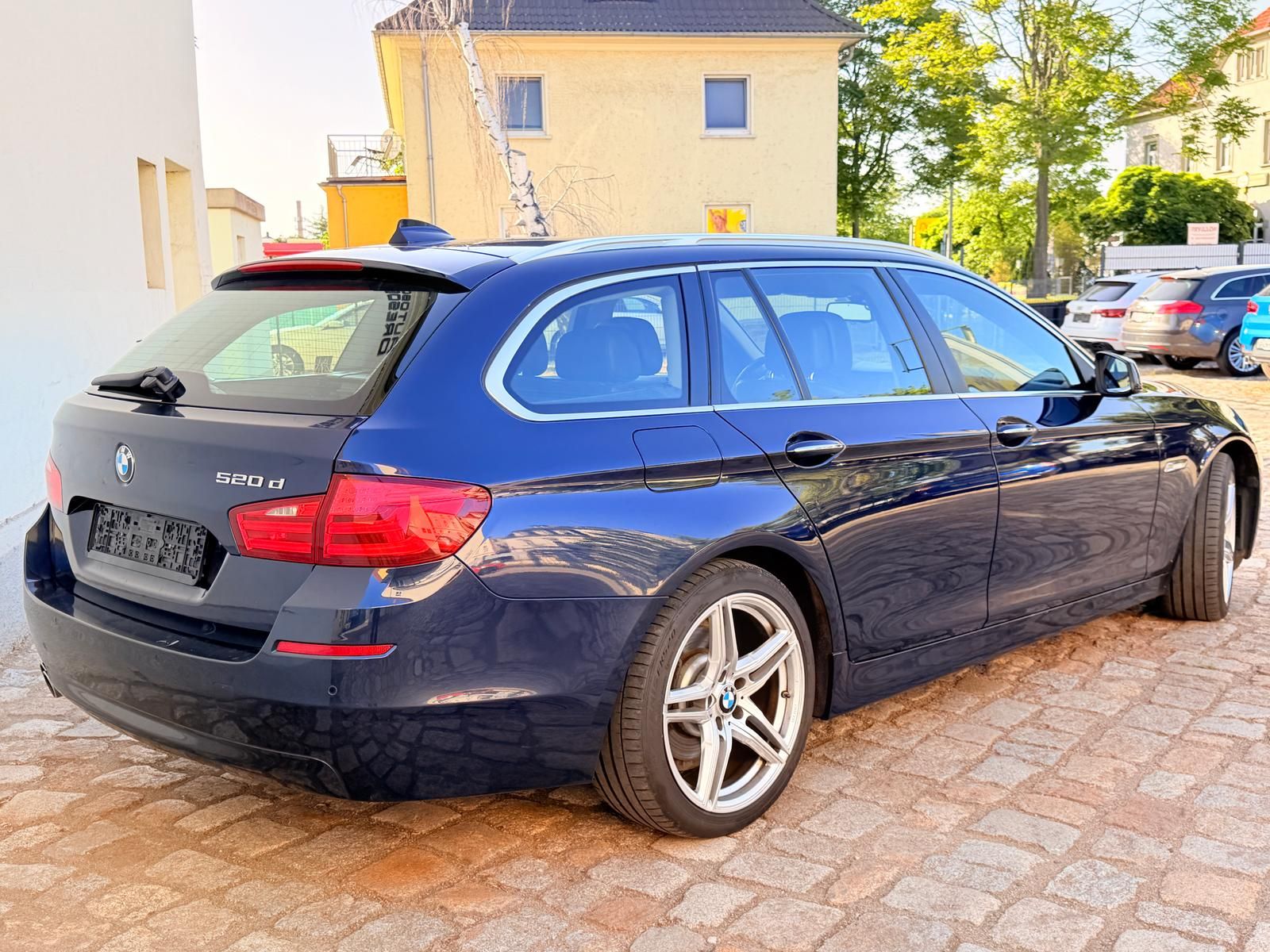 Fahrzeugabbildung BMW 520d Touring *AHK*NAVI*L-HZG*BI-X*