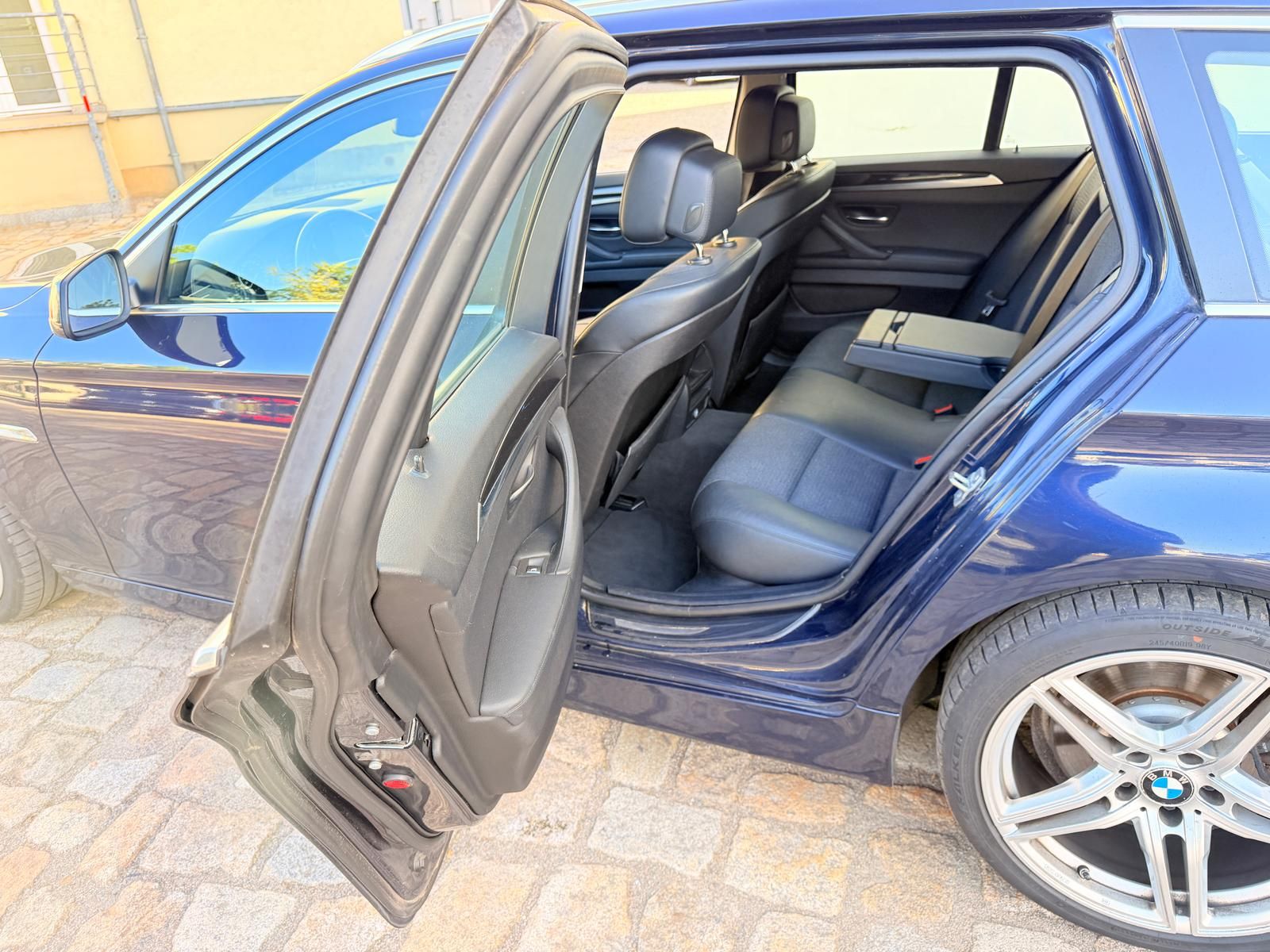 Fahrzeugabbildung BMW 520d Touring *AHK*NAVI*L-HZG*BI-X*
