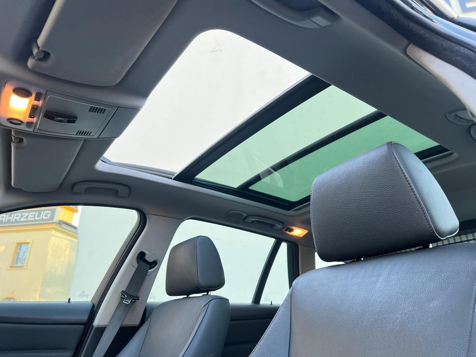 Fahrzeugabbildung BMW 325i  Touring *Bi-XENON*LEDER*PANO*TEMPO*