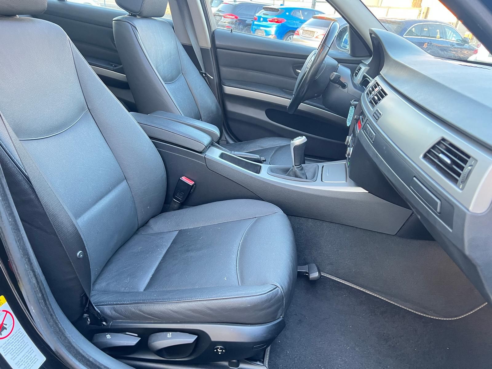 Fahrzeugabbildung BMW 325i  Touring *Bi-XENON*LEDER*PANO*TEMPO*