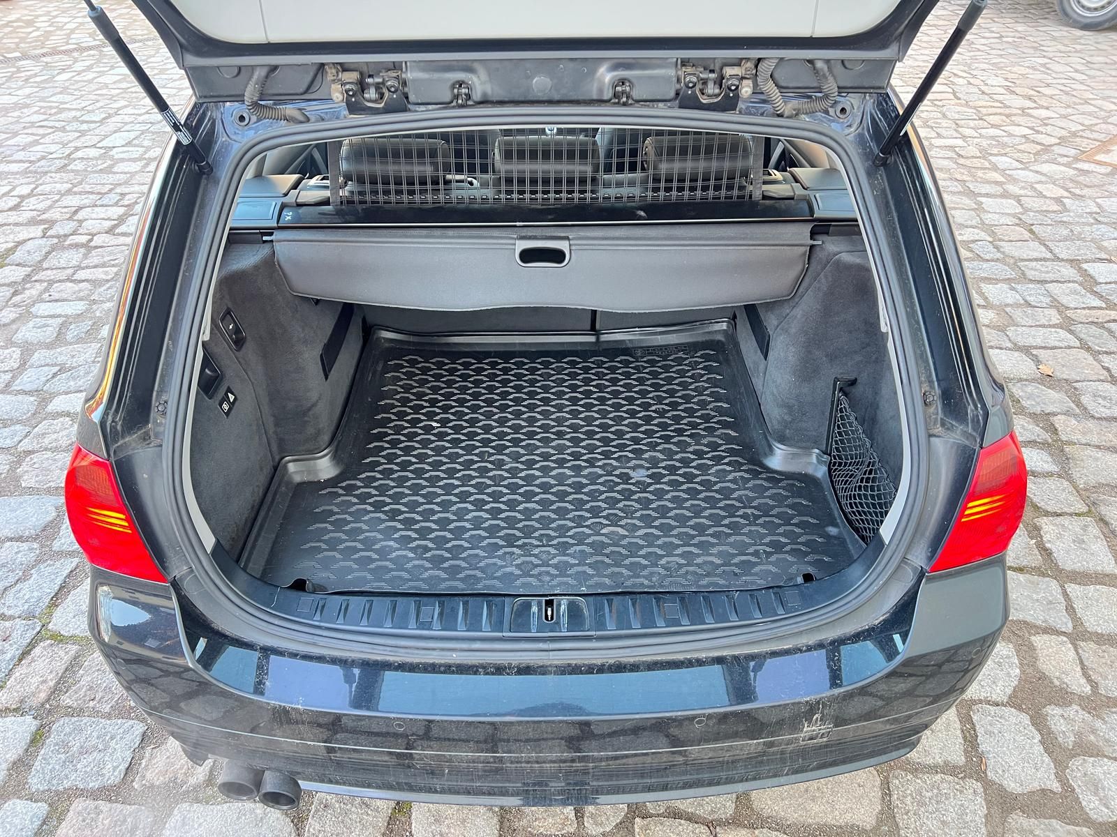 Fahrzeugabbildung BMW 325i  Touring *Bi-XENON*LEDER*PANO*TEMPO*