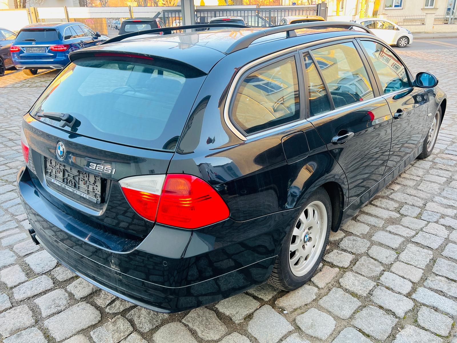 Fahrzeugabbildung BMW 325i  Touring *Bi-XENON*LEDER*PANO*TEMPO*