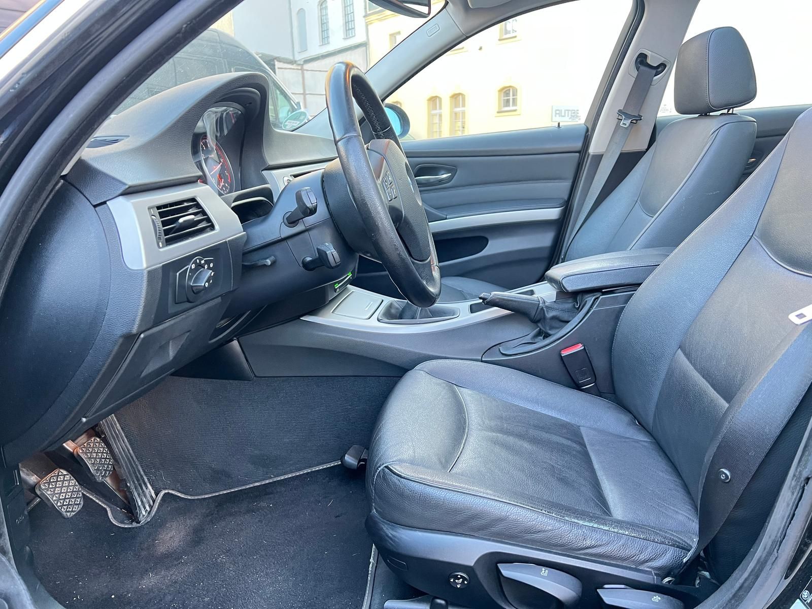 Fahrzeugabbildung BMW 325i  Touring *Bi-XENON*LEDER*PANO*TEMPO*