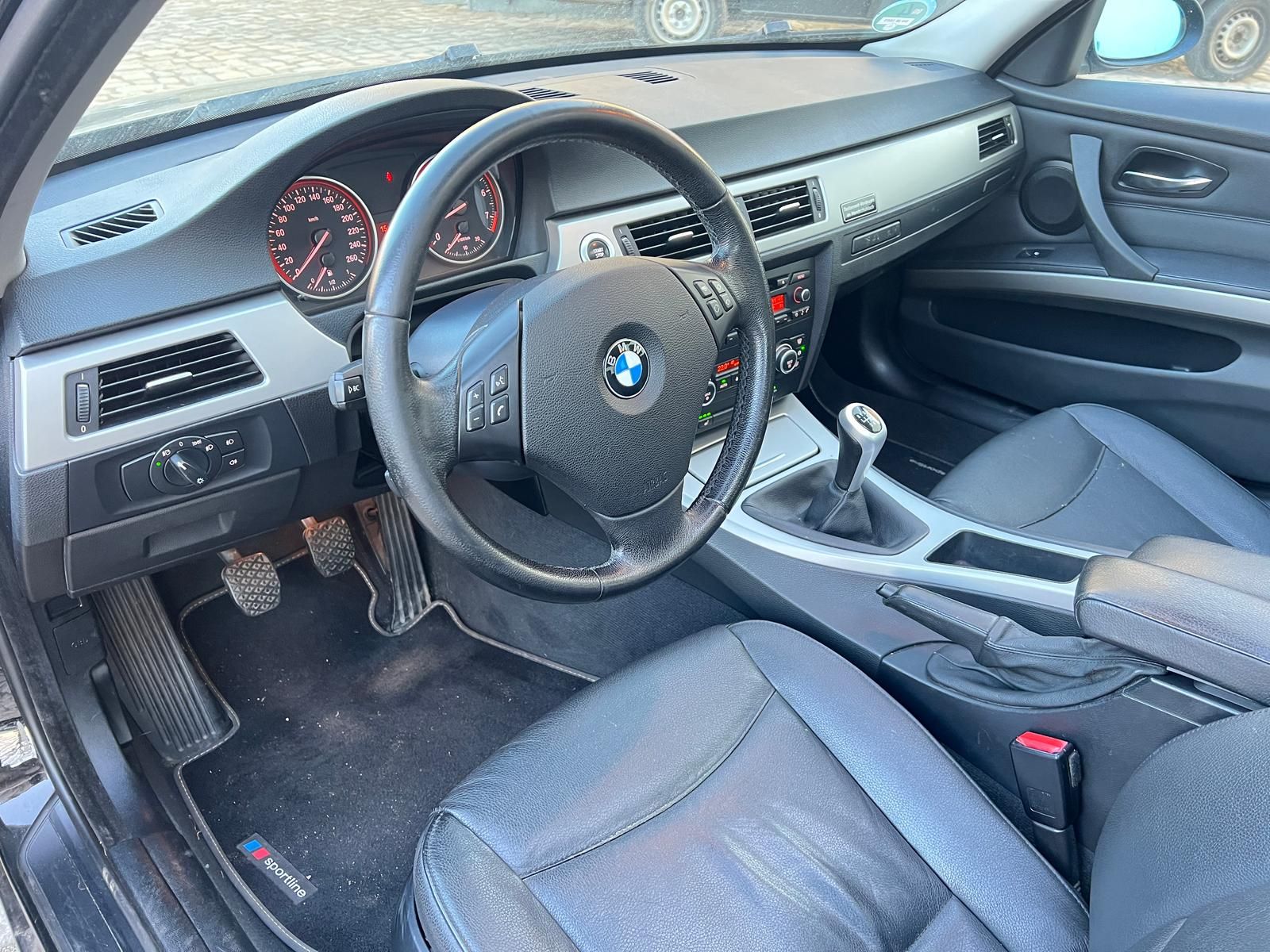 Fahrzeugabbildung BMW 325i  Touring *Bi-XENON*LEDER*PANO*TEMPO*