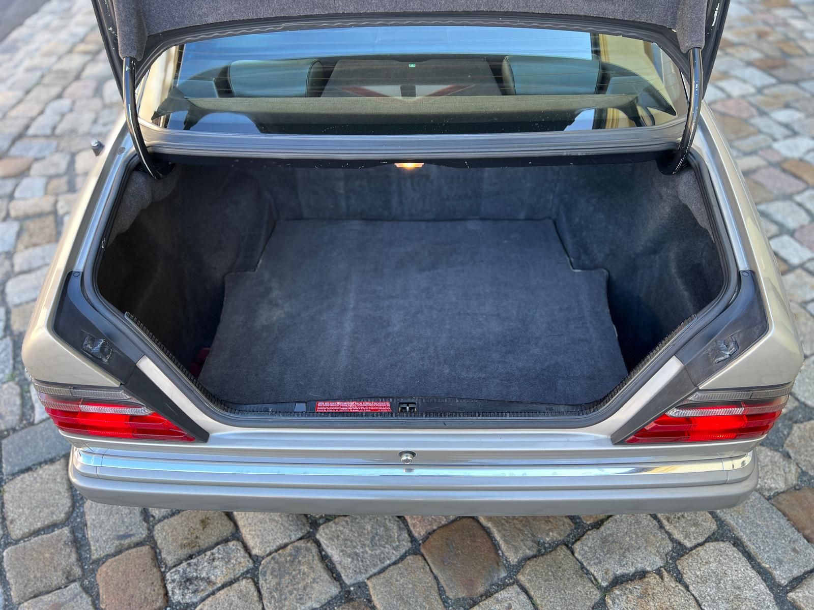 Fahrzeugabbildung Mercedes-Benz E 300 W124 Oldtimer 18" AMG | DAB | LEDER | SHZ