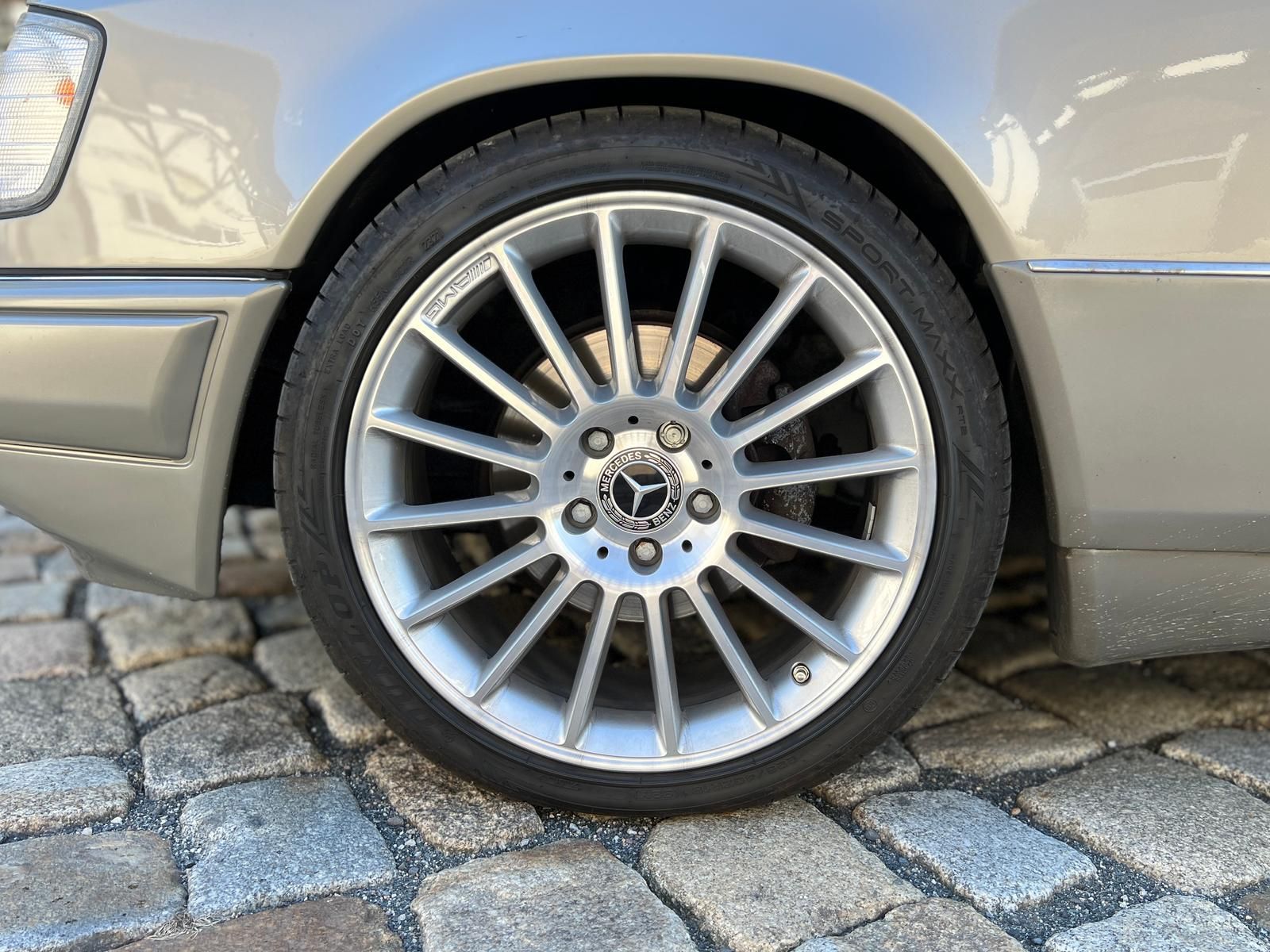 Fahrzeugabbildung Mercedes-Benz E 300 W124 Oldtimer 18" AMG | DAB | LEDER | SHZ