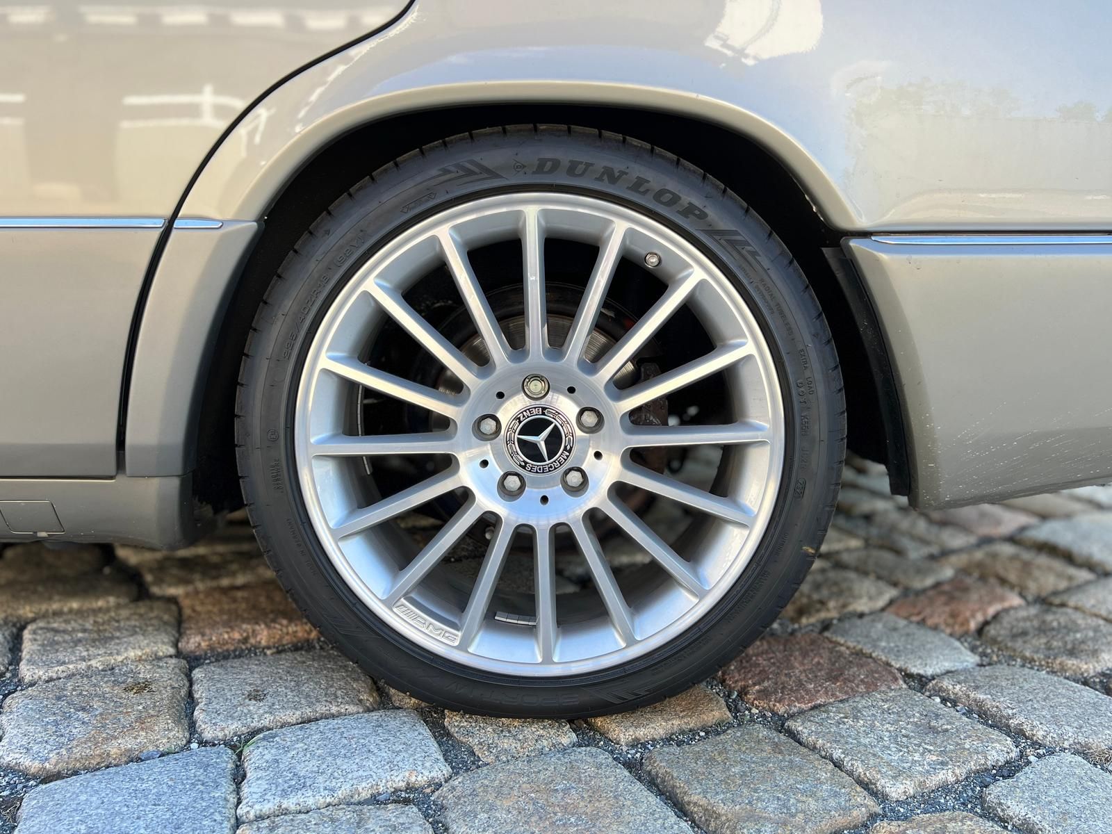 Fahrzeugabbildung Mercedes-Benz E 300 W124 Oldtimer 18" AMG | DAB | LEDER | SHZ
