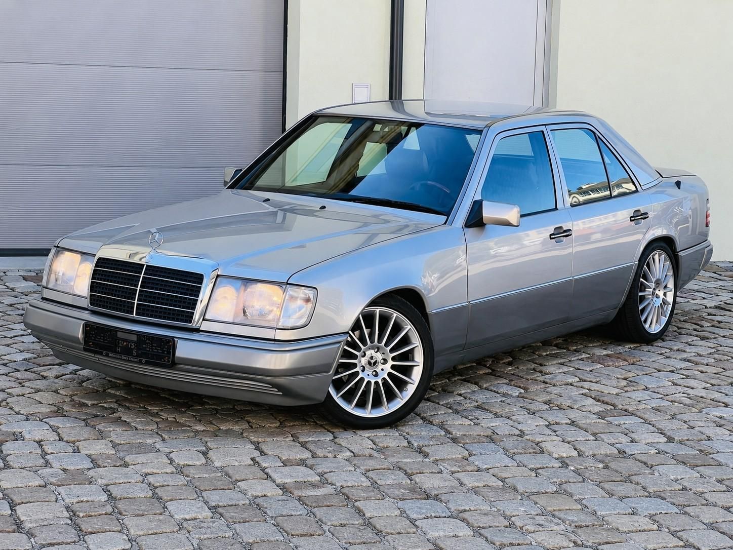 Fahrzeugabbildung Mercedes-Benz E 300 W124 Oldtimer 18" AMG | DAB | LEDER | SHZ