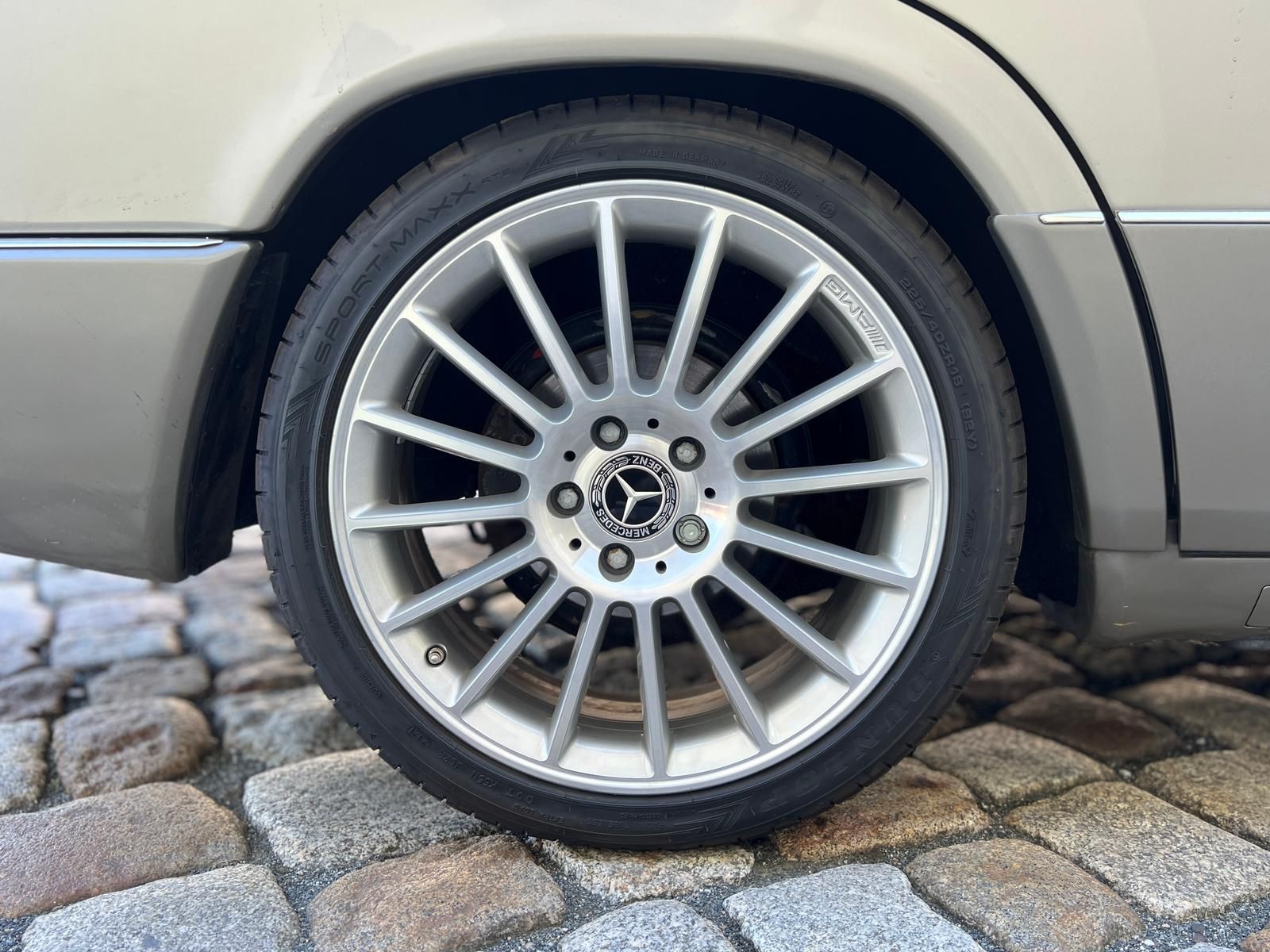 Fahrzeugabbildung Mercedes-Benz E 300 W124 Oldtimer 18" AMG | DAB | LEDER | SHZ