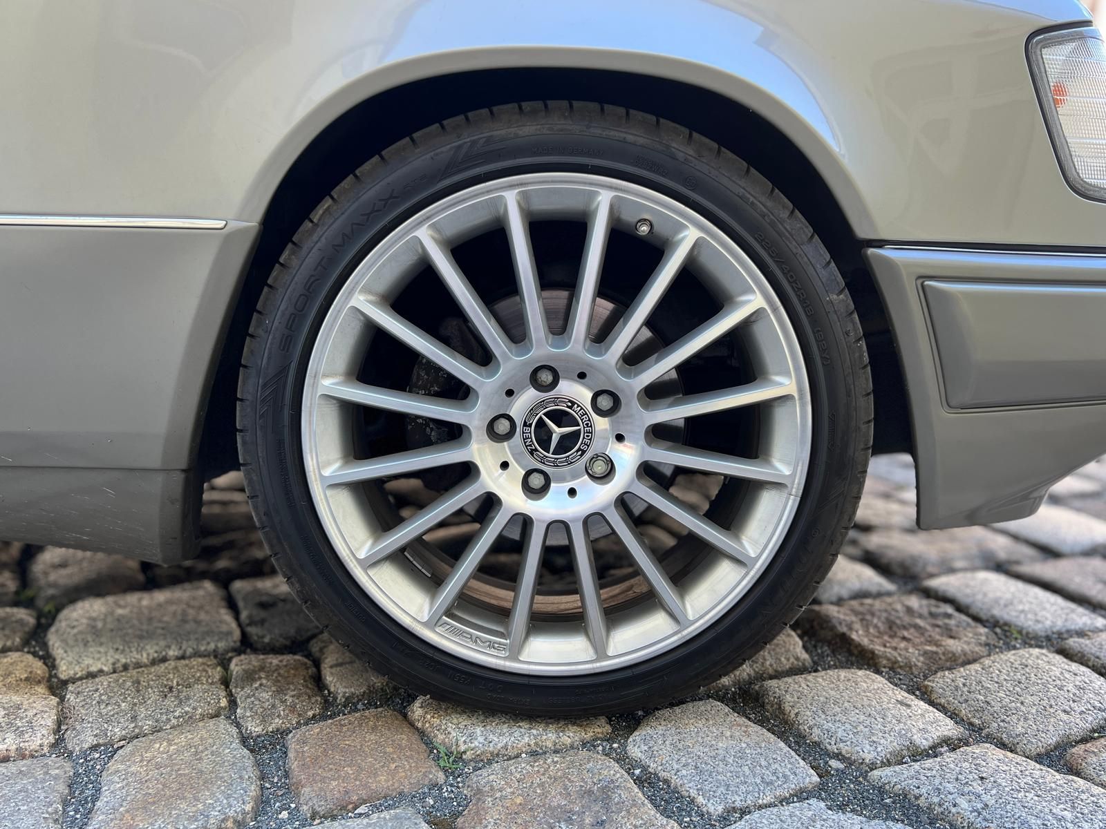 Fahrzeugabbildung Mercedes-Benz E 300 W124 Oldtimer 18" AMG | DAB | LEDER | SHZ