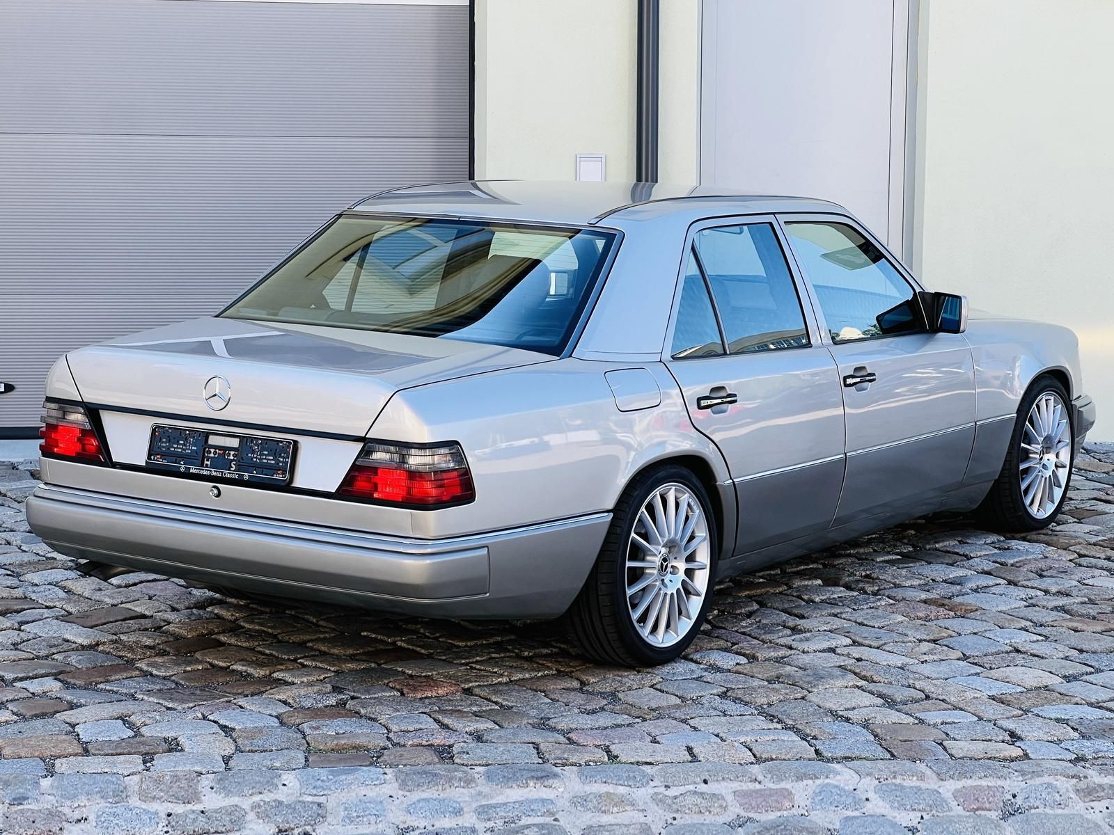 Fahrzeugabbildung Mercedes-Benz E 300 W124 Oldtimer 18" AMG | DAB | LEDER | SHZ