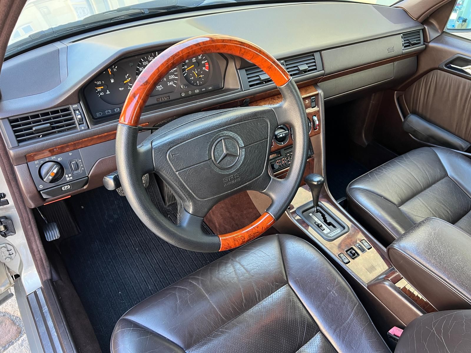 Fahrzeugabbildung Mercedes-Benz E 300 W124 Oldtimer 18" AMG | DAB | LEDER | SHZ