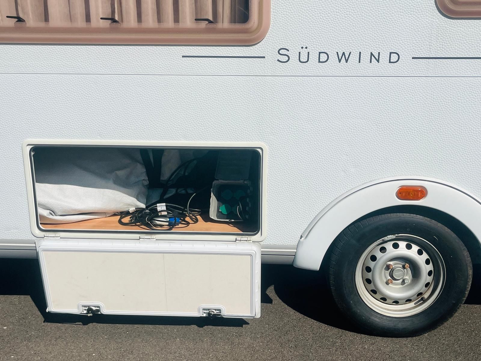 Fahrzeugabbildung Knaus Tabbert Südwind 450 FU Wohnwagen/Caravan 100km/h