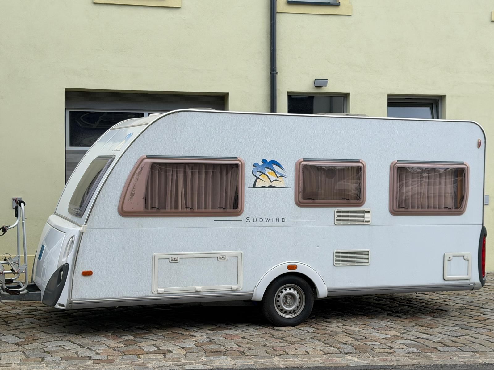 Fahrzeugabbildung Knaus Tabbert Südwind 450 FU Wohnwagen/Caravan 100km/h