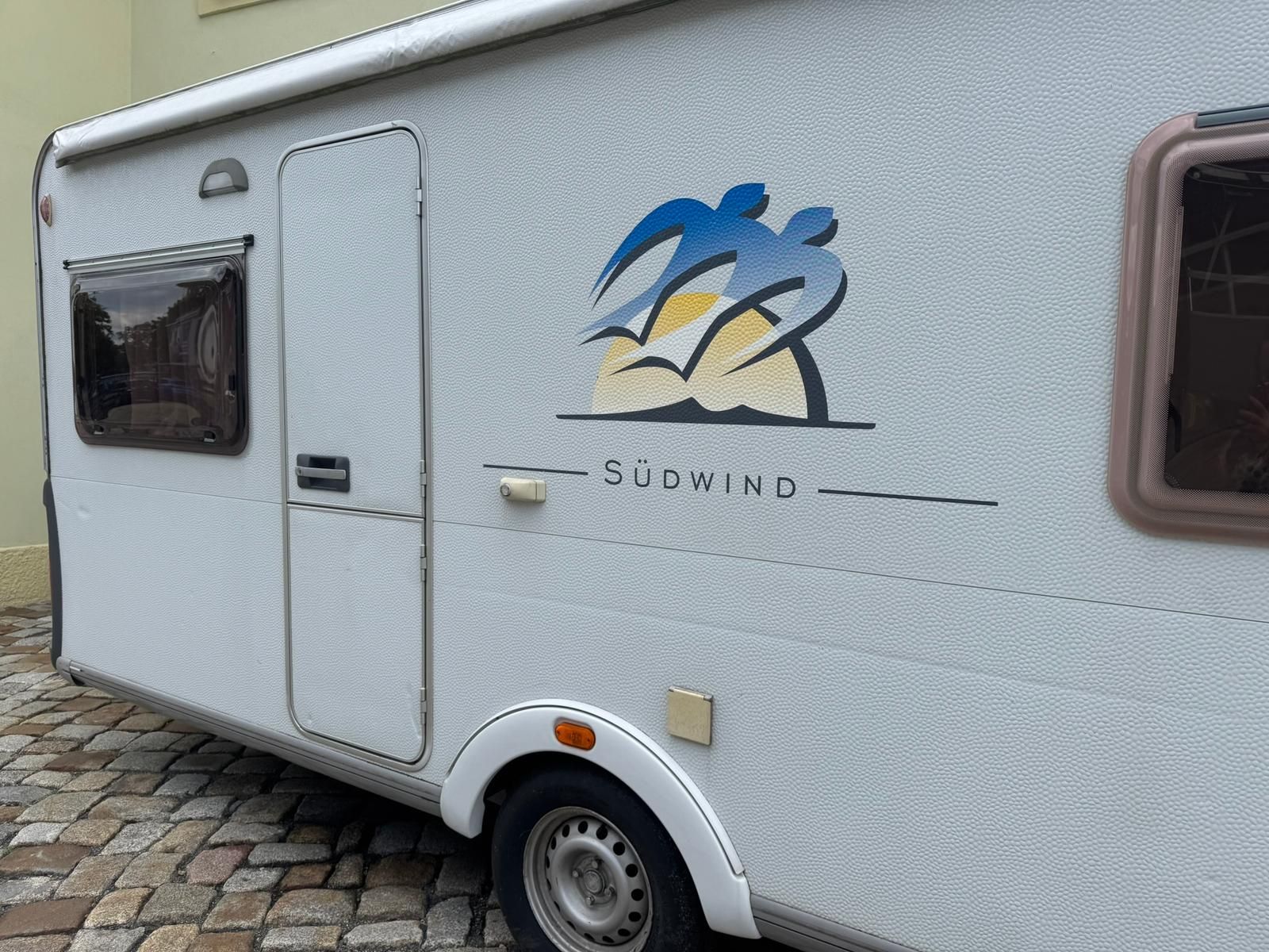 Fahrzeugabbildung Knaus Tabbert Südwind 450 FU Wohnwagen/Caravan 100km/h